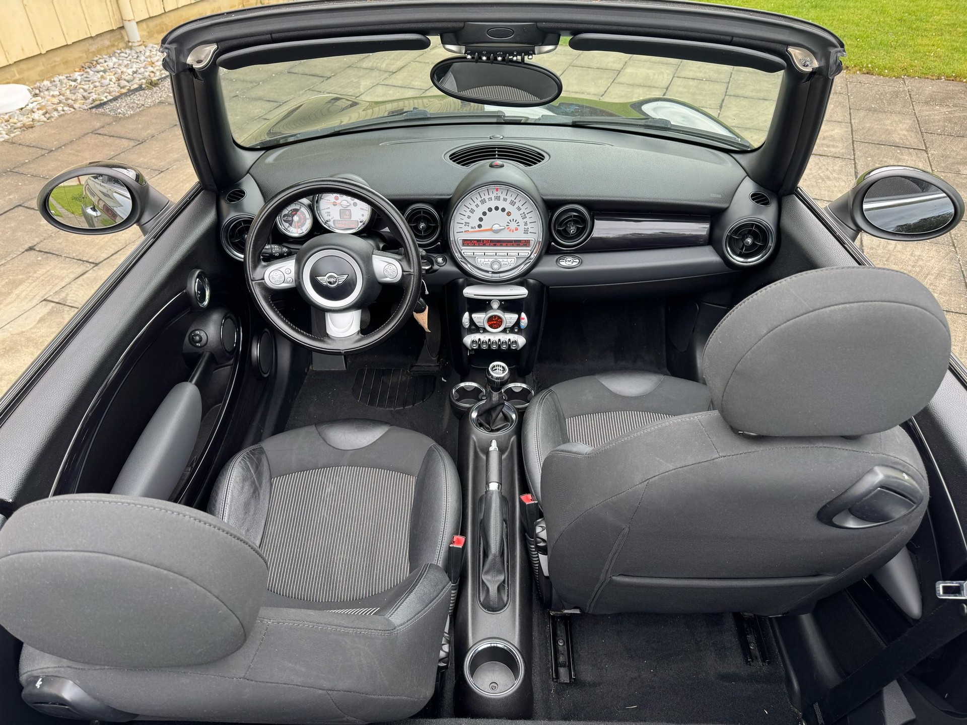 MINI One Cabriolet-image-12