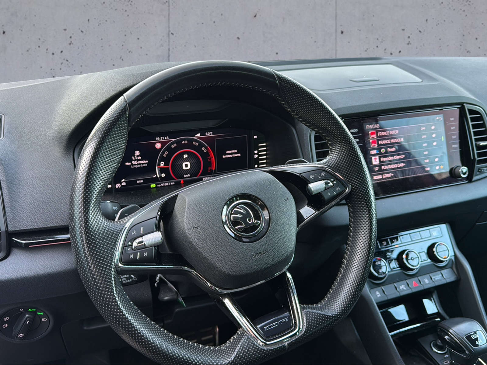 SKODA Karoq 2.0 TSI SportLine 4x4 DSG-image-2
