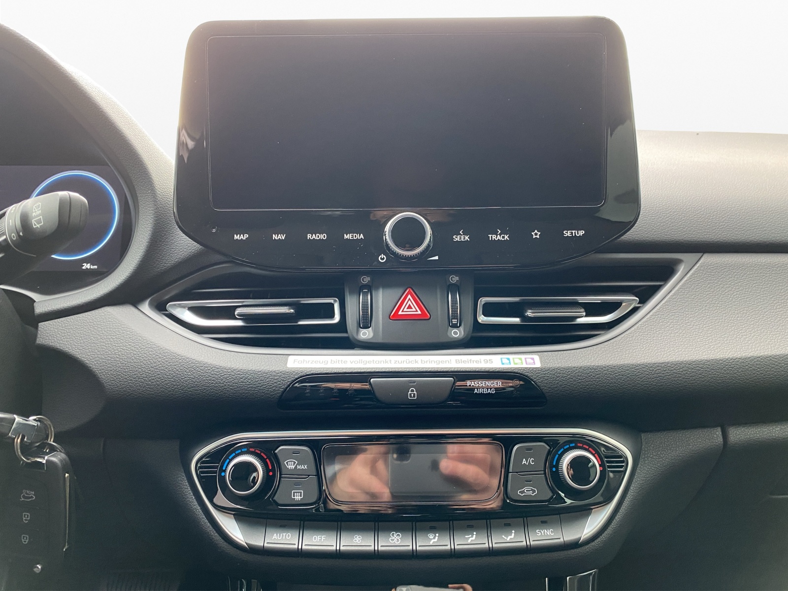 HYUNDAI i30 1.5 T-GDi Amplia-image-14