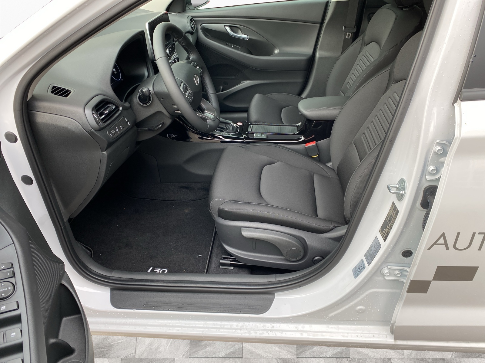 HYUNDAI i30 1.5 T-GDi Amplia-image-9