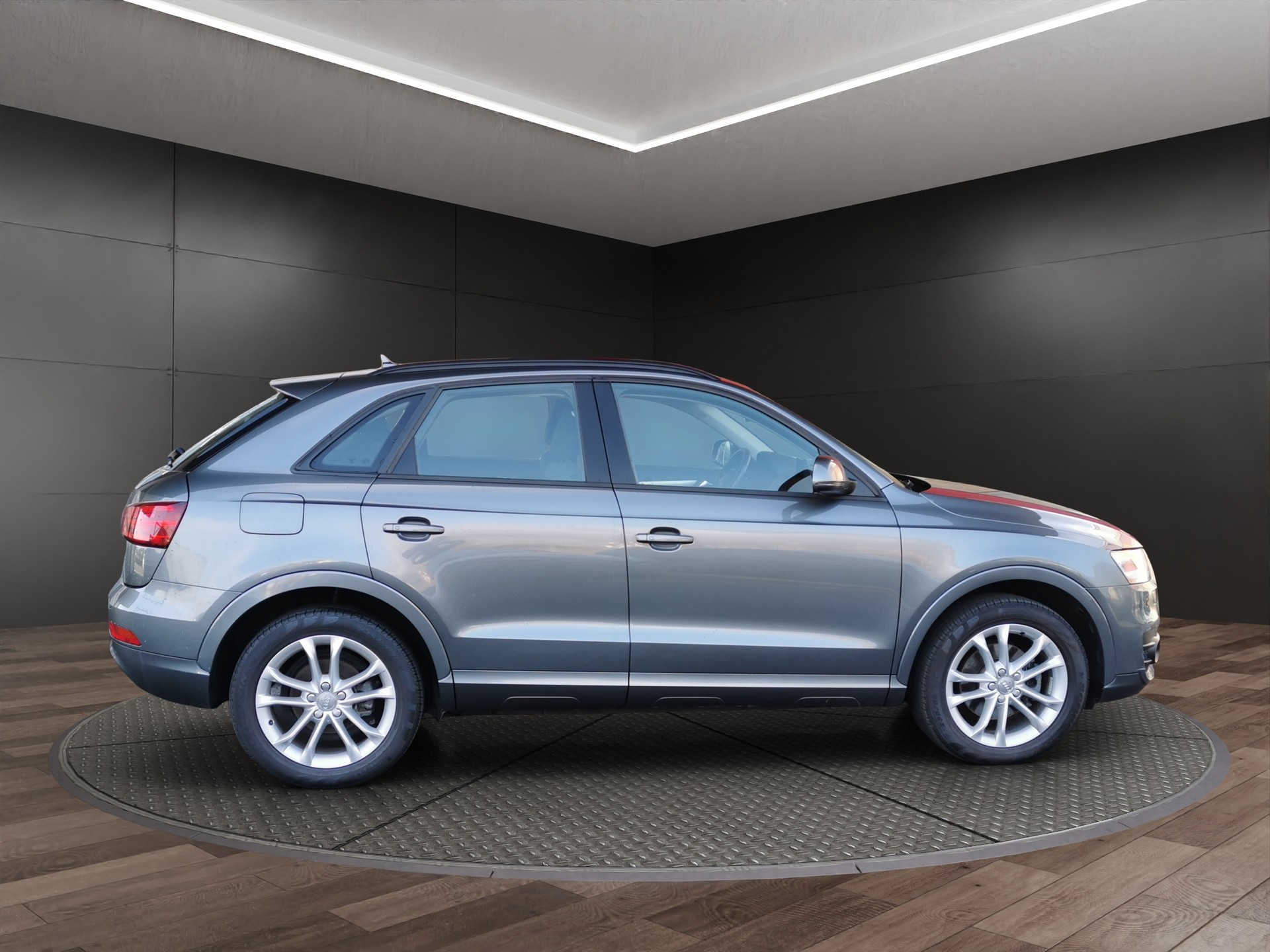 AUDI Q3 2.0 TDI quattro S-tronic-image-4