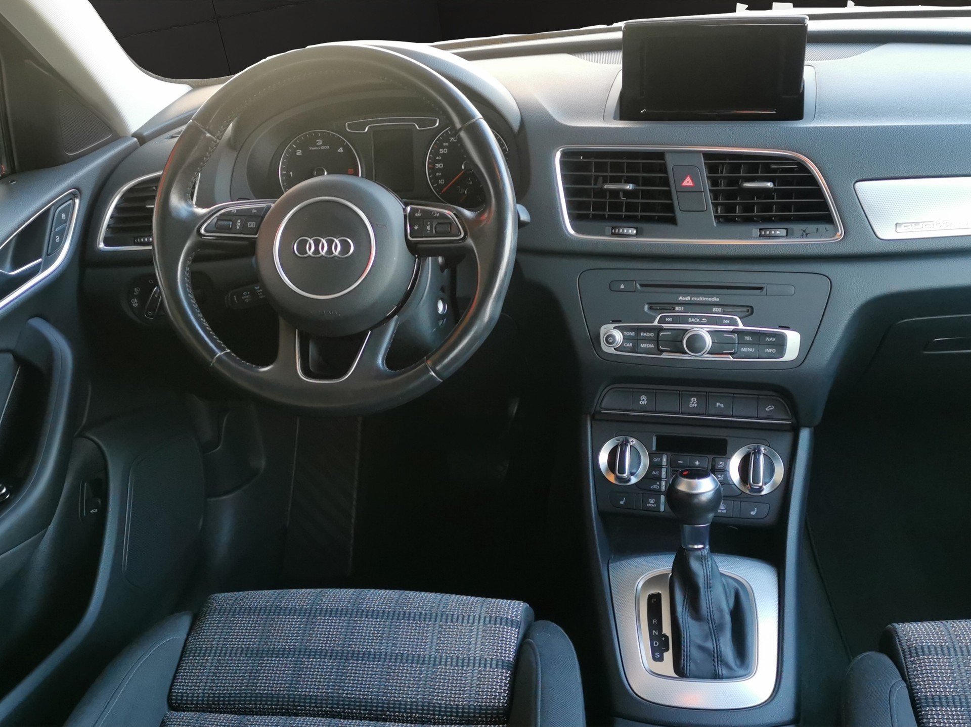 AUDI Q3 2.0 TDI quattro S-tronic-image-16
