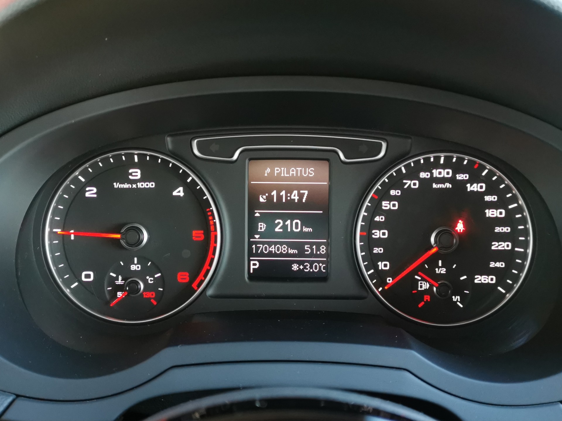 AUDI Q3 2.0 TDI quattro S-tronic-image-17