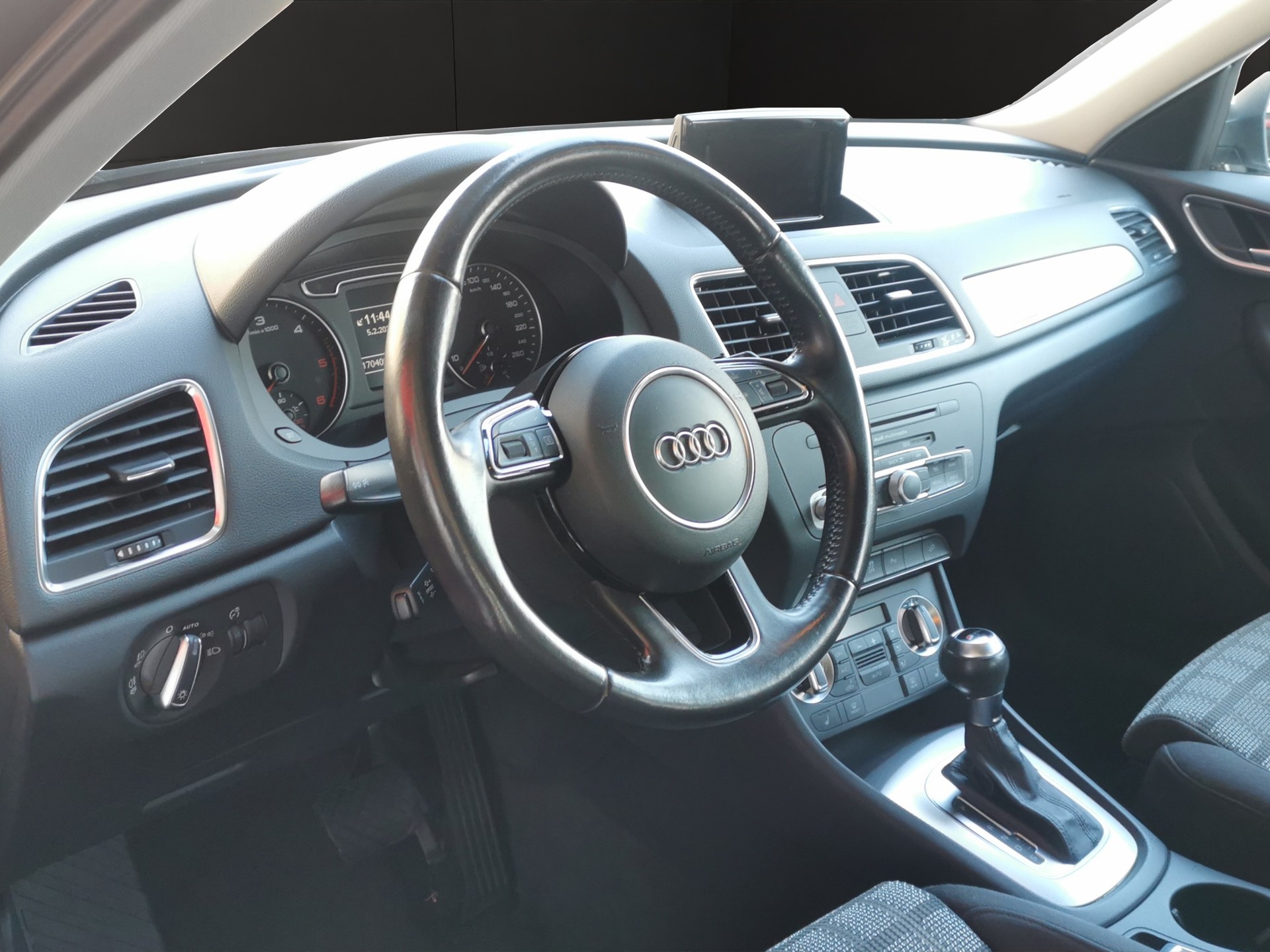 AUDI Q3 2.0 TDI quattro S-tronic-image-10