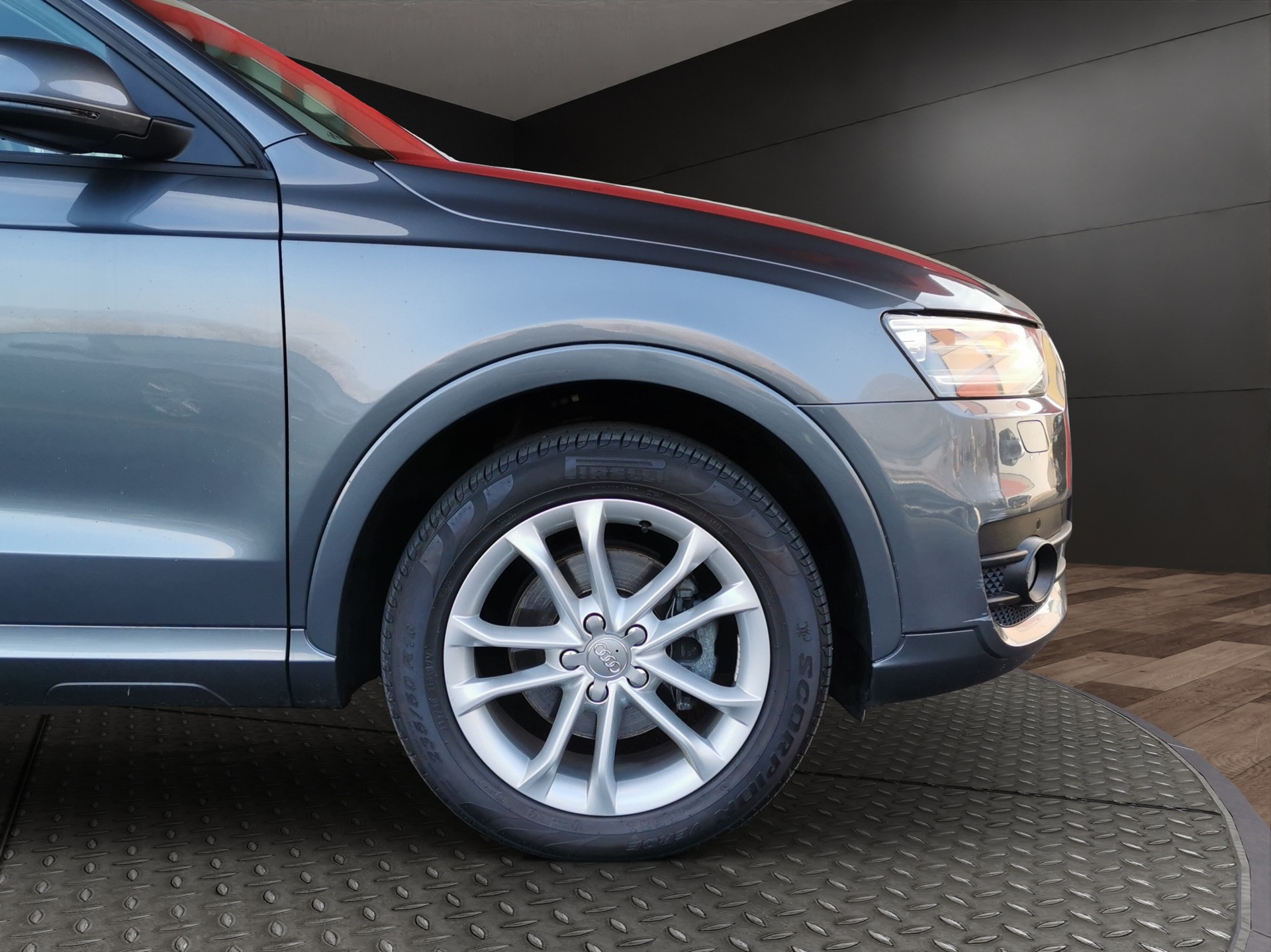 AUDI Q3 2.0 TDI quattro S-tronic-showroom-element-3