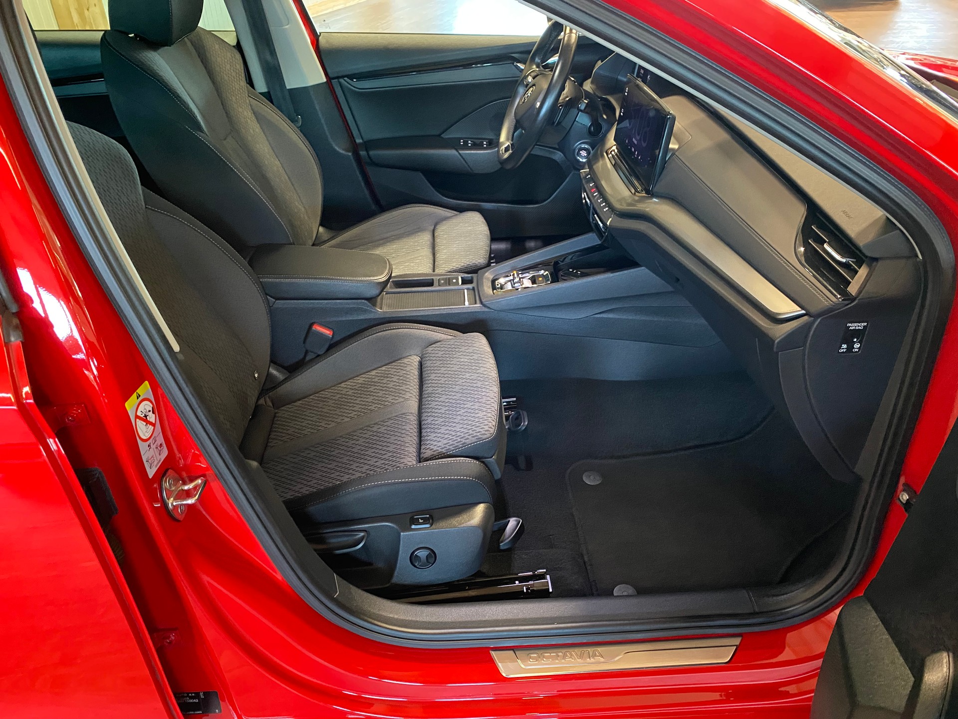 SKODA Octavia Combi 2.0 TDI DSG Ambition-image-9