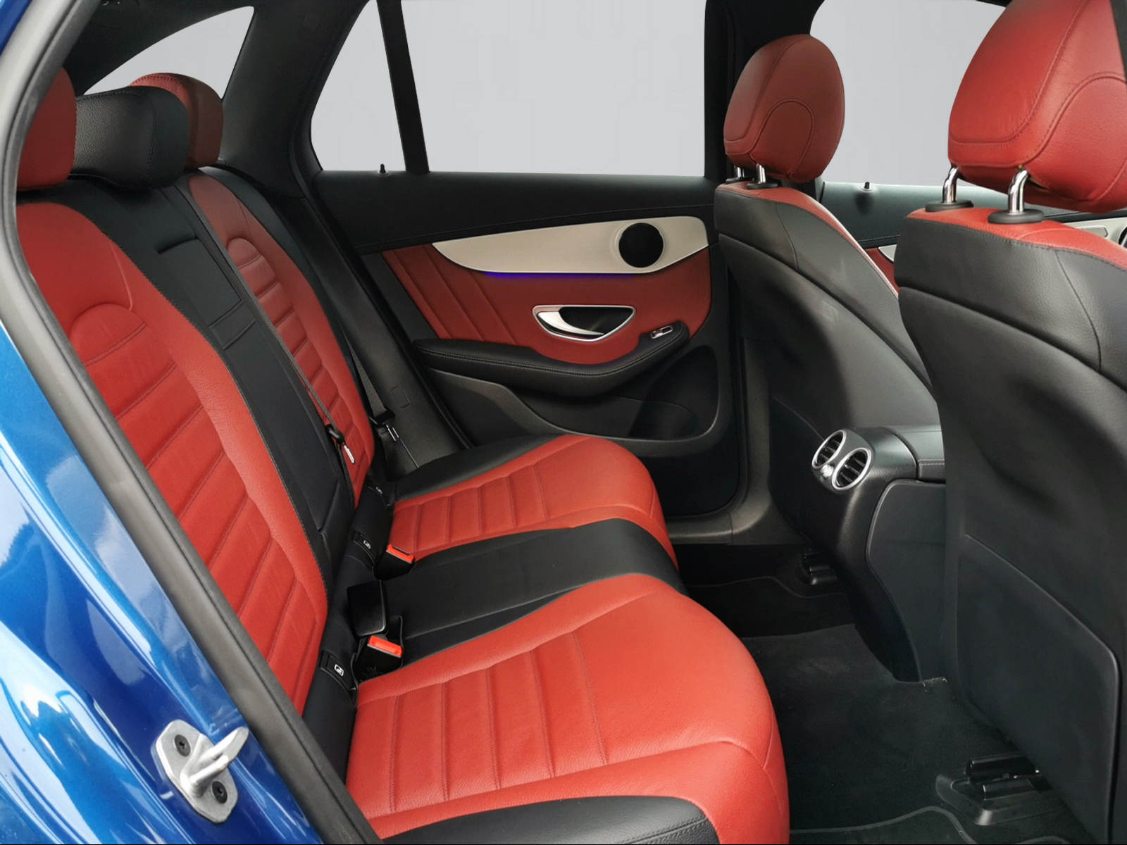 MERCEDES-BENZ GLC 300 e AMG Line 4Matic 9G-Tronic-image-8