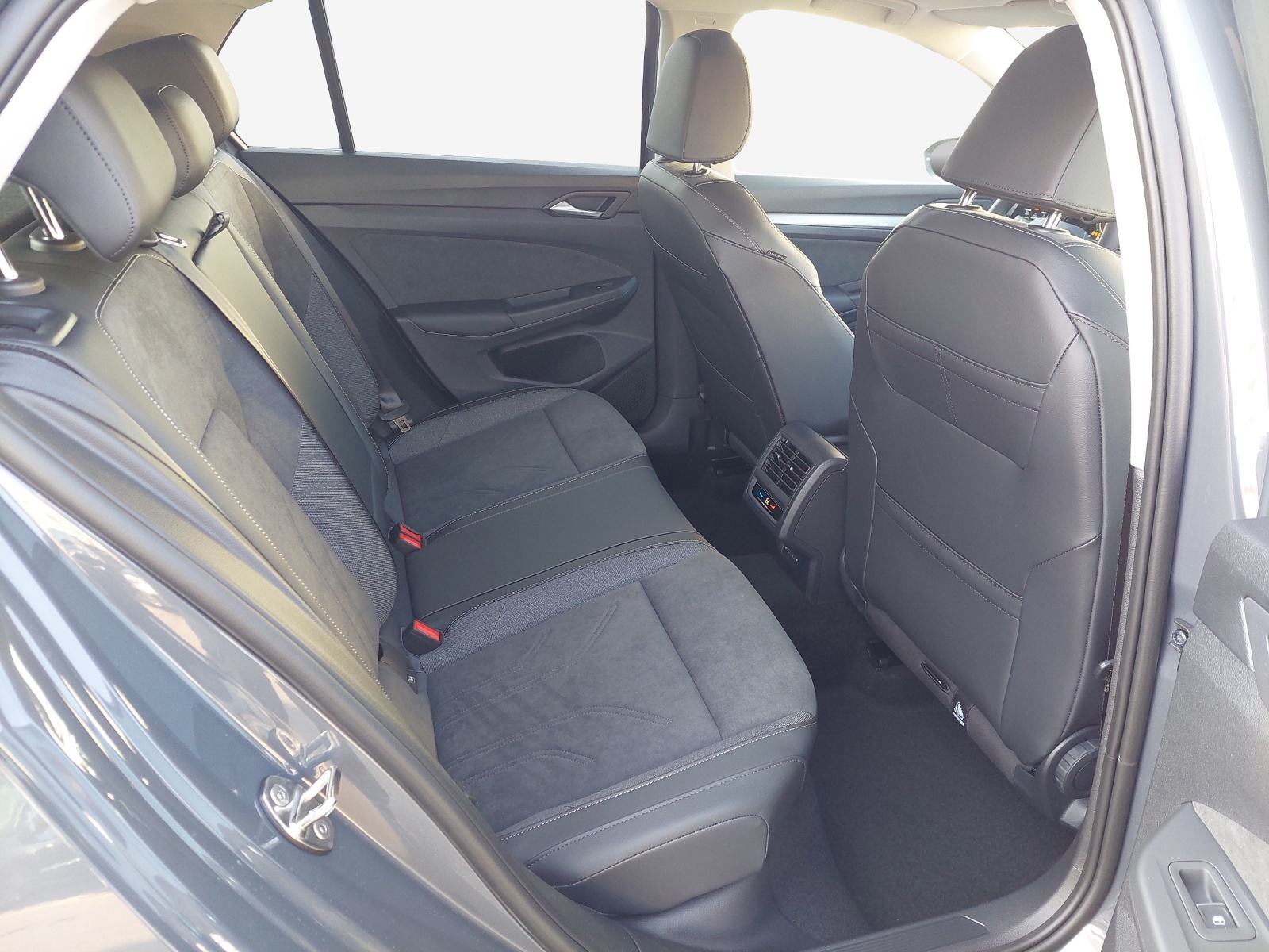 VW Golf 1.5 TSI PHEV Style-image-14