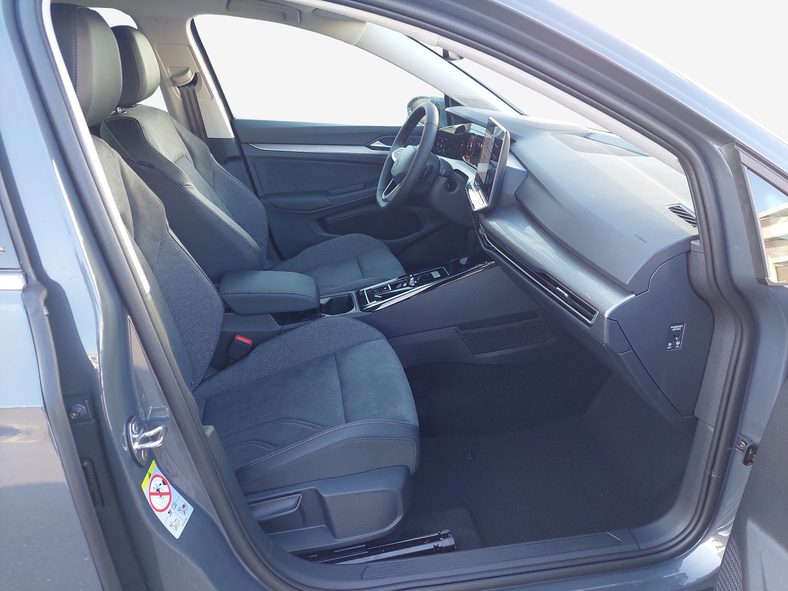 VW Golf 1.5 TSI PHEV Style-image-13