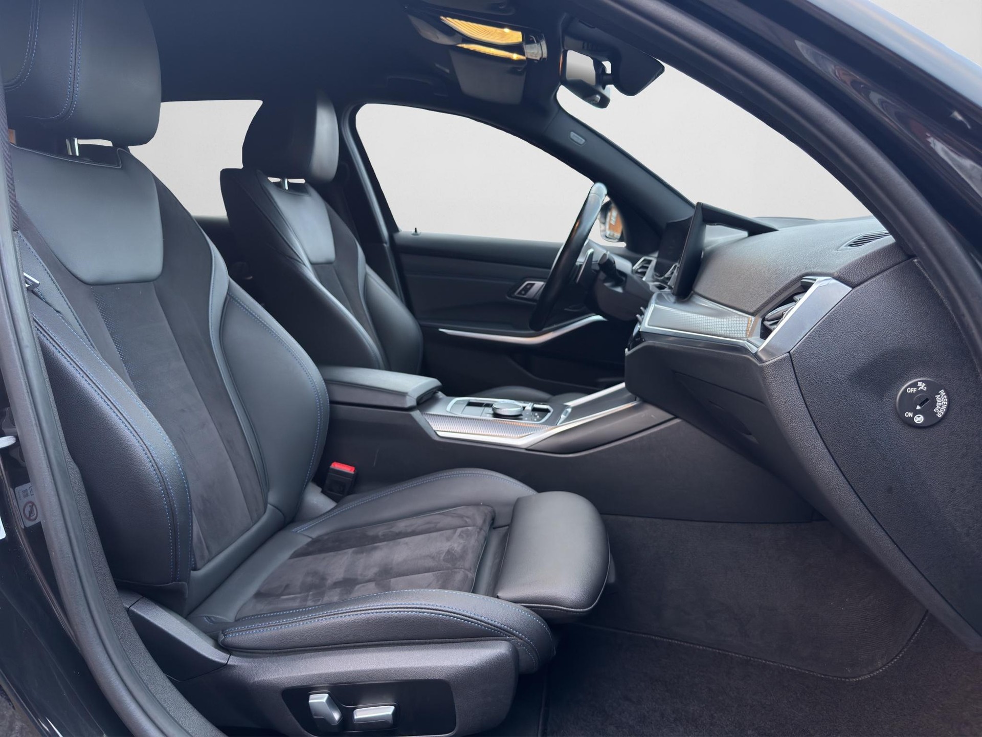 BMW 320e xDrive M-Sport Touring-image-10