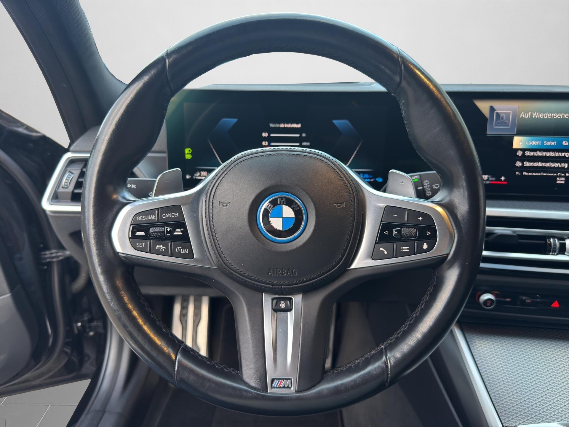 BMW 320e xDrive M-Sport Touring-image-5