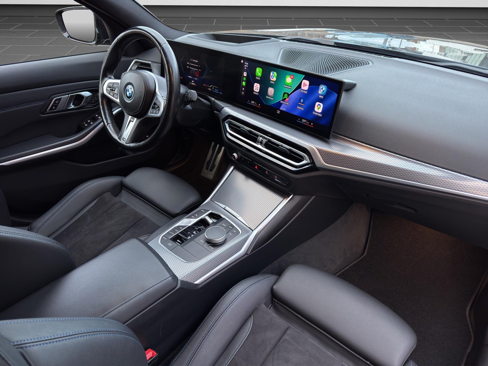 BMW 320e xDrive M-Sport Touring-image-9