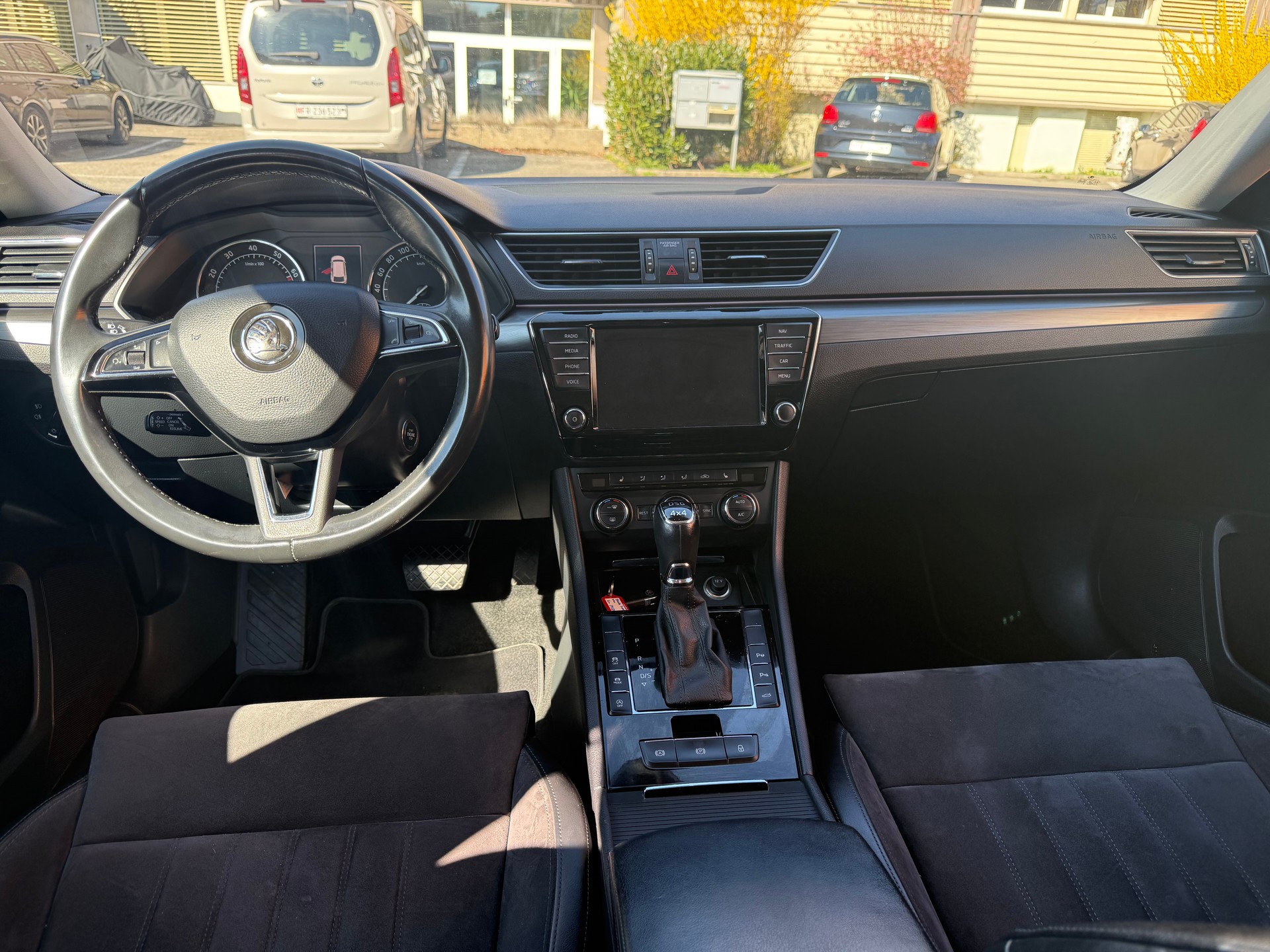 SKODA Superb Combi 2.0 TSI Style DSG 4x4-image-10