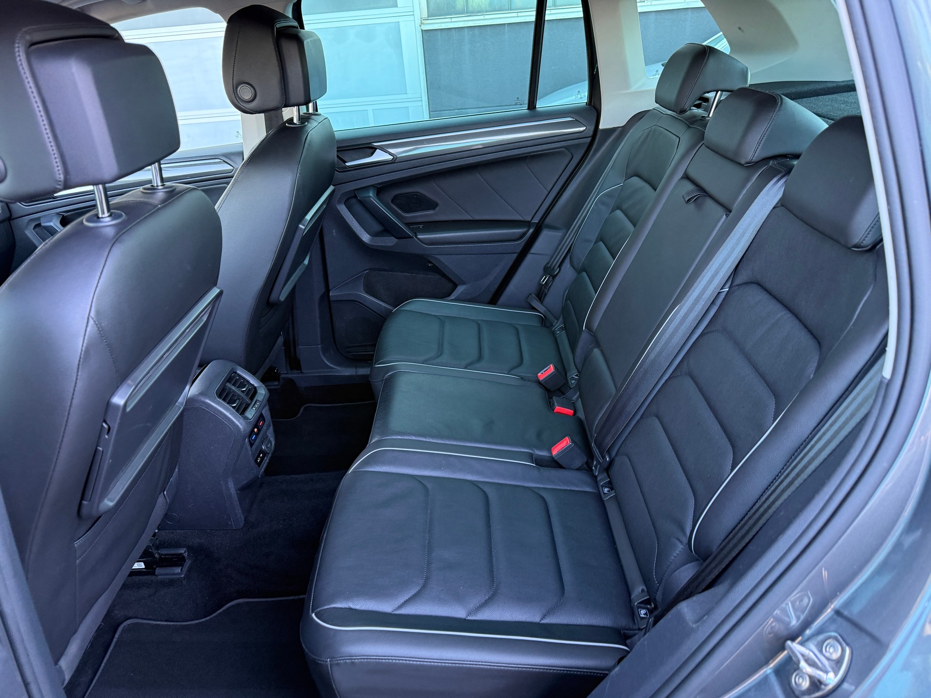 VW Tiguan 2.0TSI R-LINE 4Motion DSG *** DISTANZREGLER / AHK ***-image-15