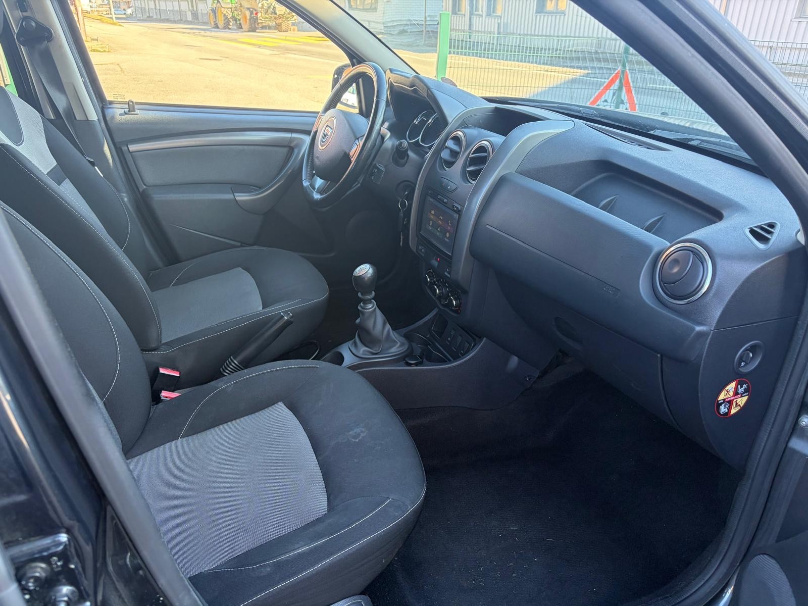 DACIA Duster 1.2 T Lauréate 4x2-image-5