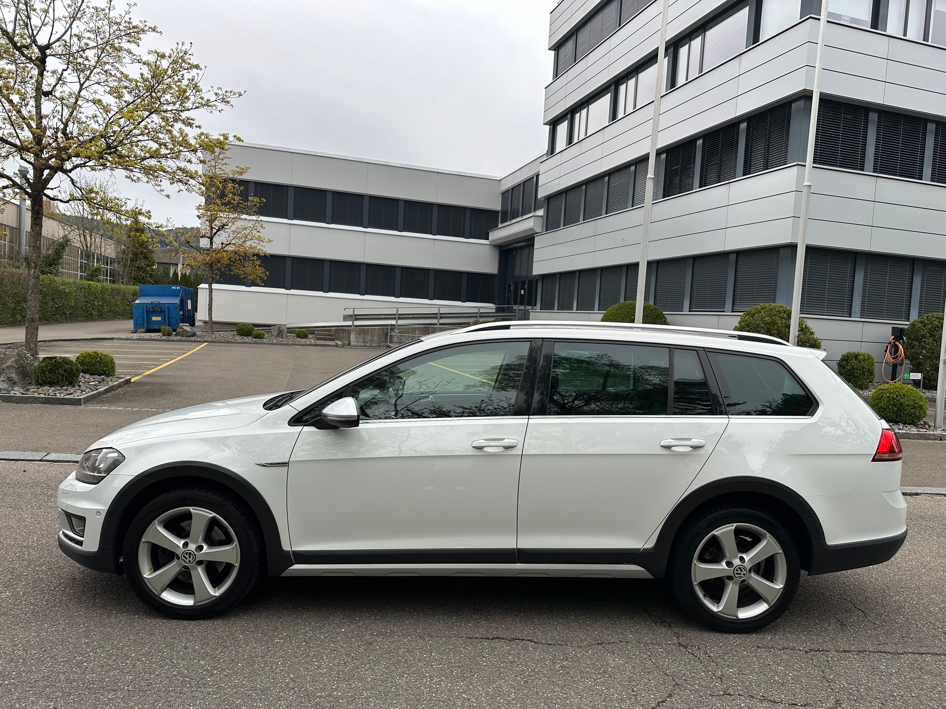 VW Golf 2.0 TDI Alltrack 4Motion-image-5