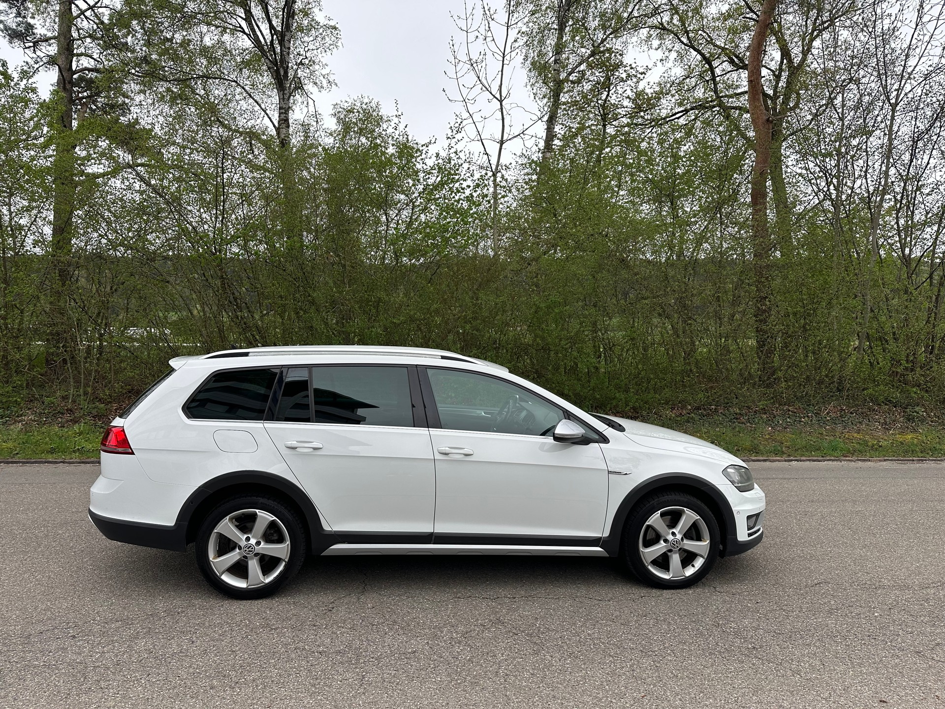 VW Golf 2.0 TDI Alltrack 4Motion-image-6