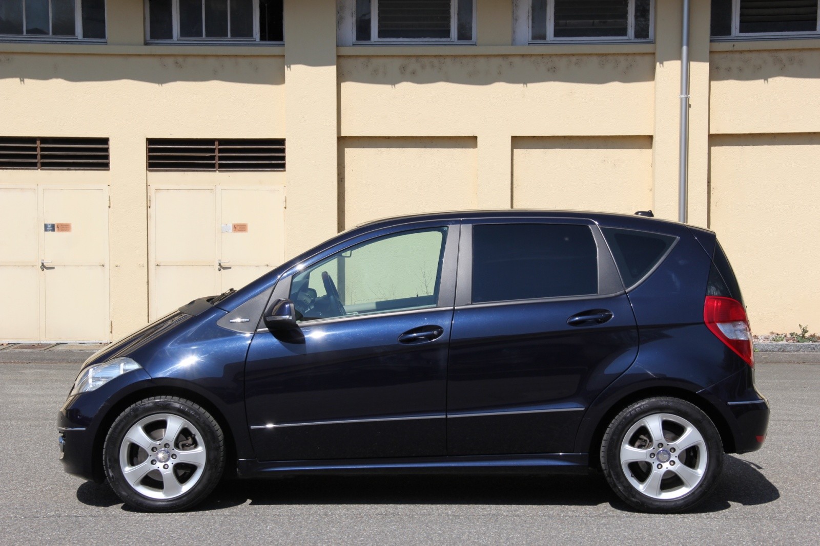 MERCEDES-BENZ A 200 Elégance Autotronic-image-1