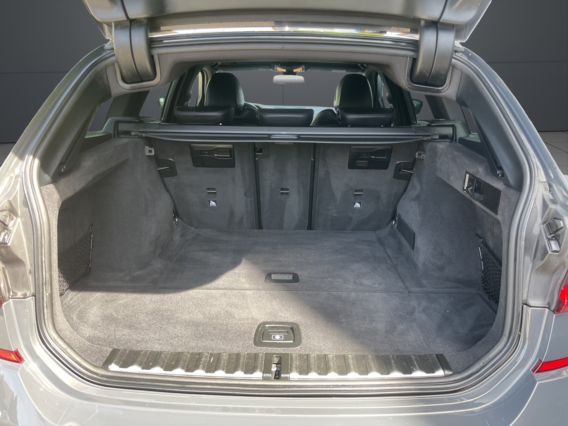BMW 320d xDrive Touring M Sport Steptronic-image-10