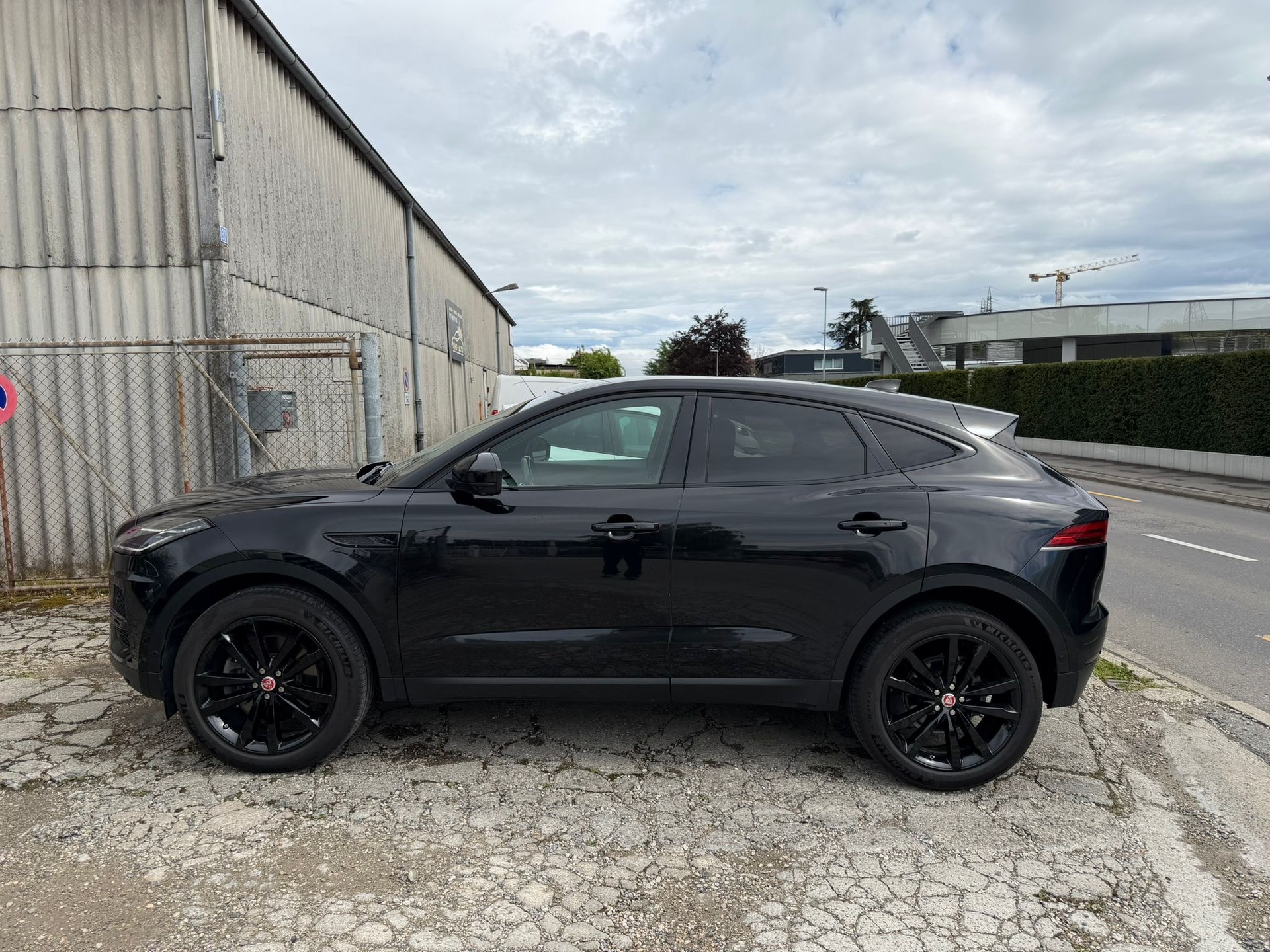 JAGUAR E-Pace 2.0d D165 R-Dynamic AWD Black Garantie 2 ans 🇨🇭-image-2