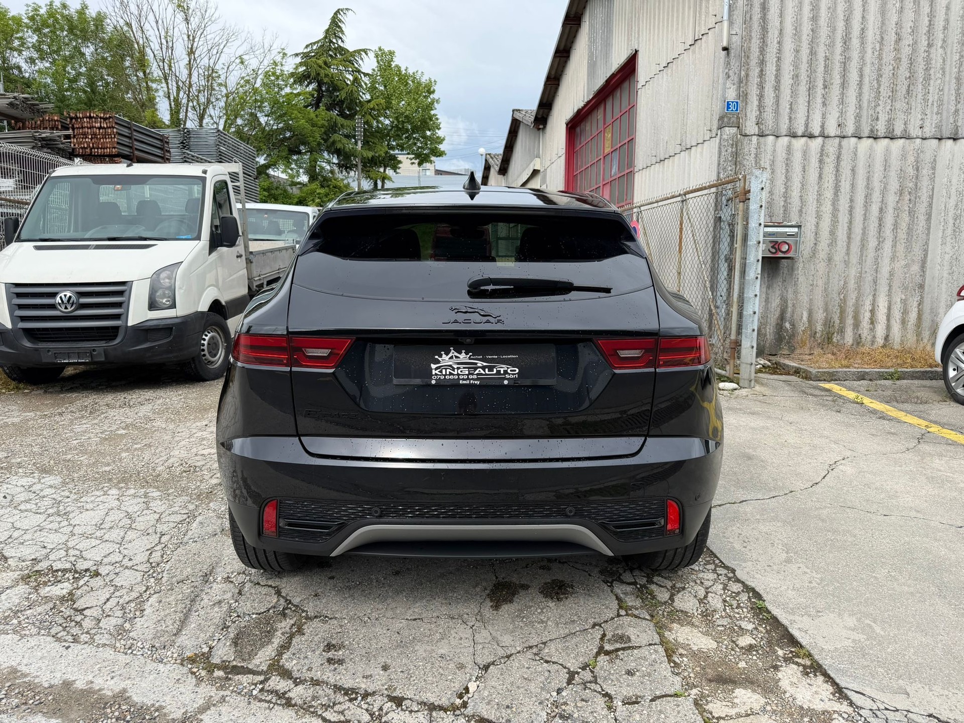 JAGUAR E-Pace 2.0d D165 R-Dynamic AWD Black Garantie 2 ans 🇨🇭-image-4