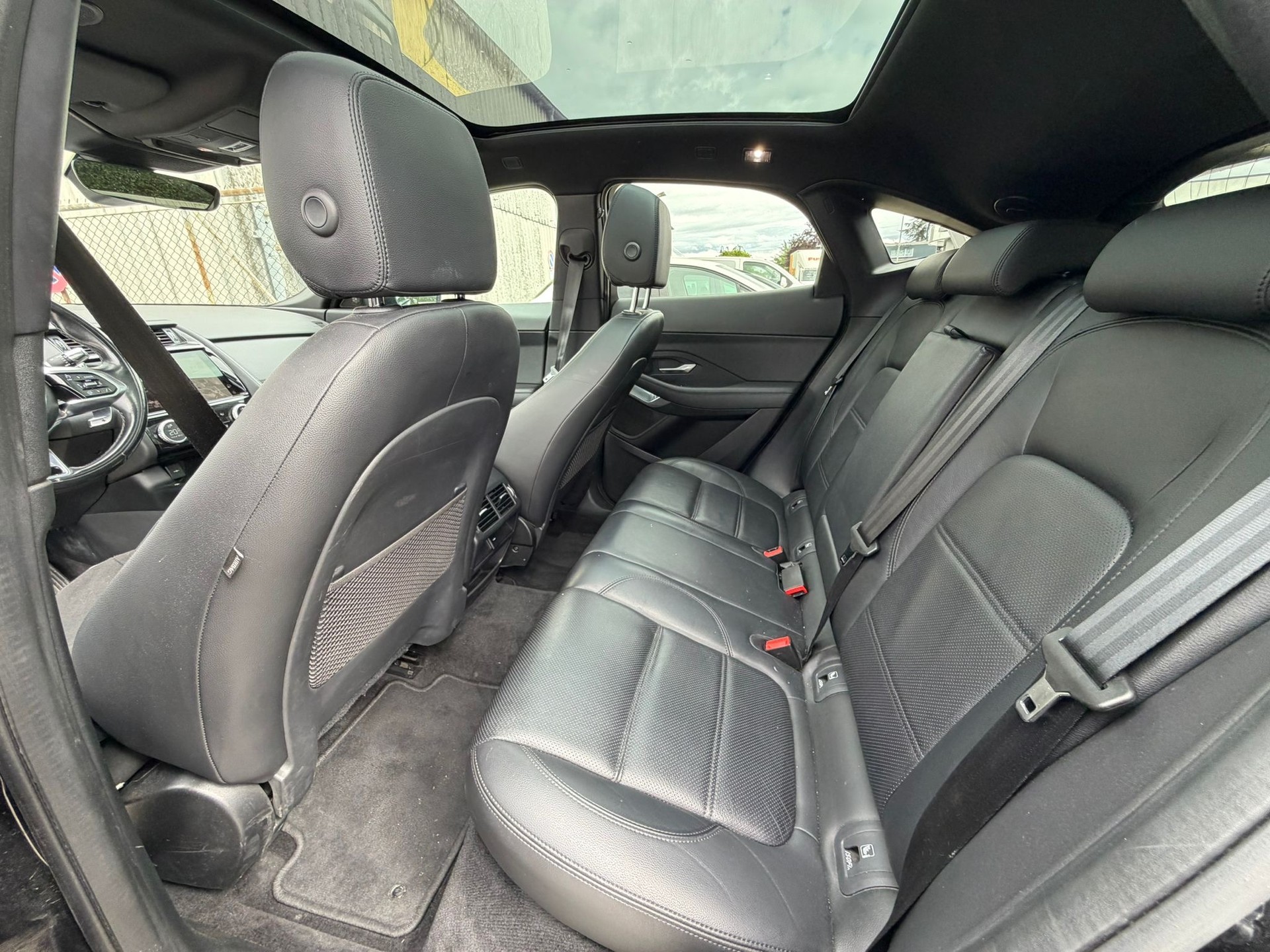JAGUAR E-Pace 2.0d D165 R-Dynamic AWD Black Garantie 2 ans 🇨🇭-image-12