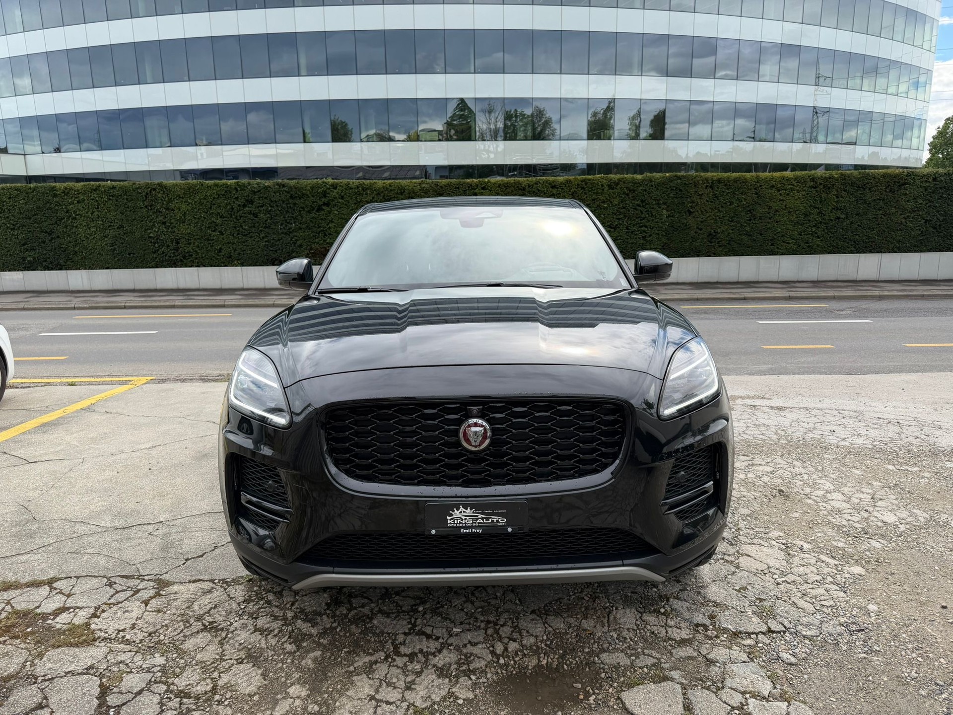 JAGUAR E-Pace 2.0d D165 R-Dynamic AWD Black Garantie 2 ans 🇨🇭-image-0