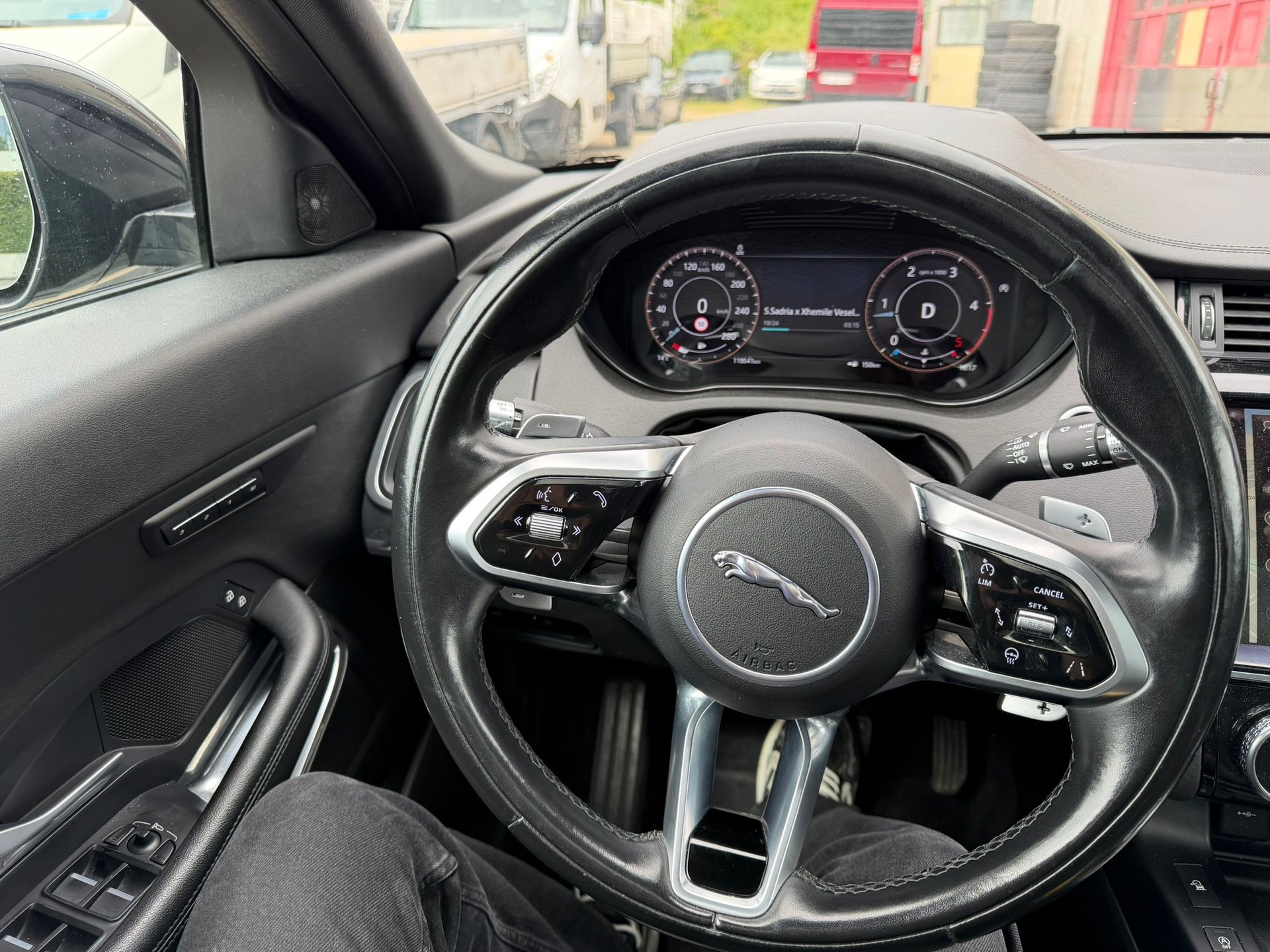 JAGUAR E-Pace 2.0d D165 R-Dynamic AWD Black Garantie 2 ans 🇨🇭-image-9
