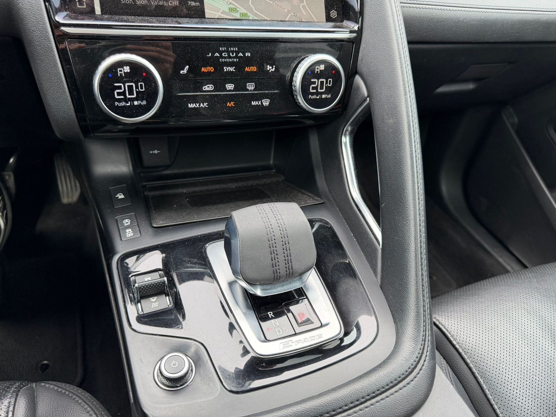 JAGUAR E-Pace 2.0d D165 R-Dynamic AWD Black Garantie 2 ans 🇨🇭-image-10