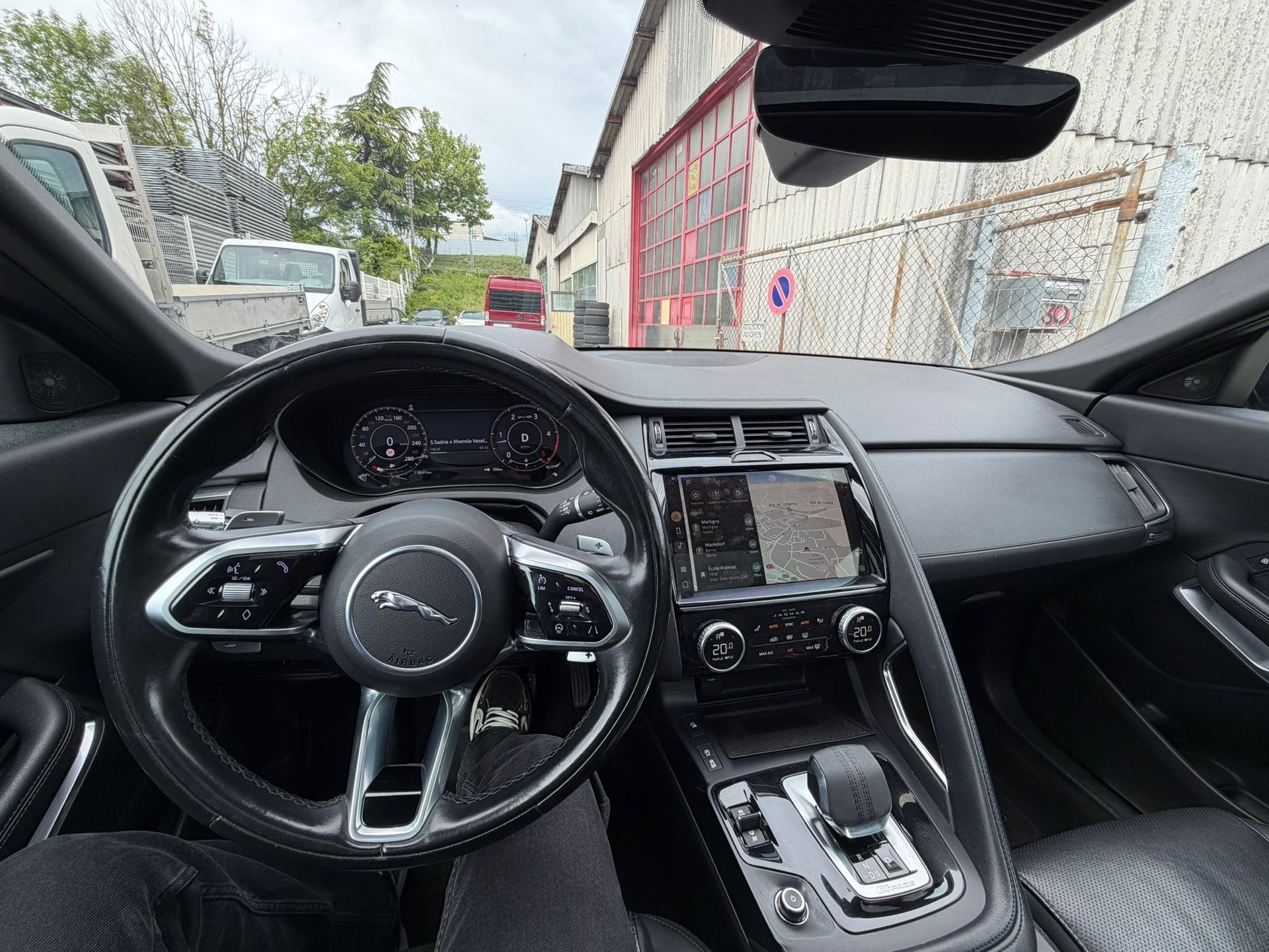 JAGUAR E-Pace 2.0d D165 R-Dynamic AWD Black Garantie 2 ans 🇨🇭-image-8