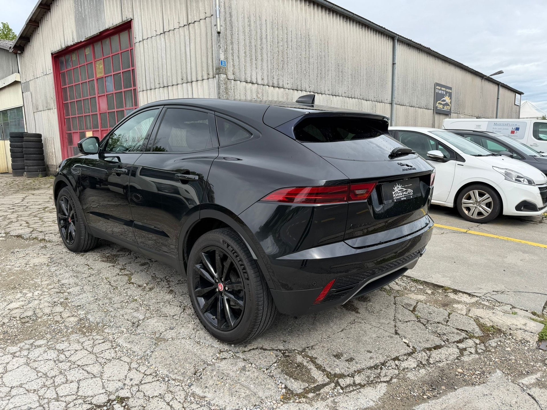 JAGUAR E-Pace 2.0d D165 R-Dynamic AWD Black Garantie 2 ans 🇨🇭-image-3