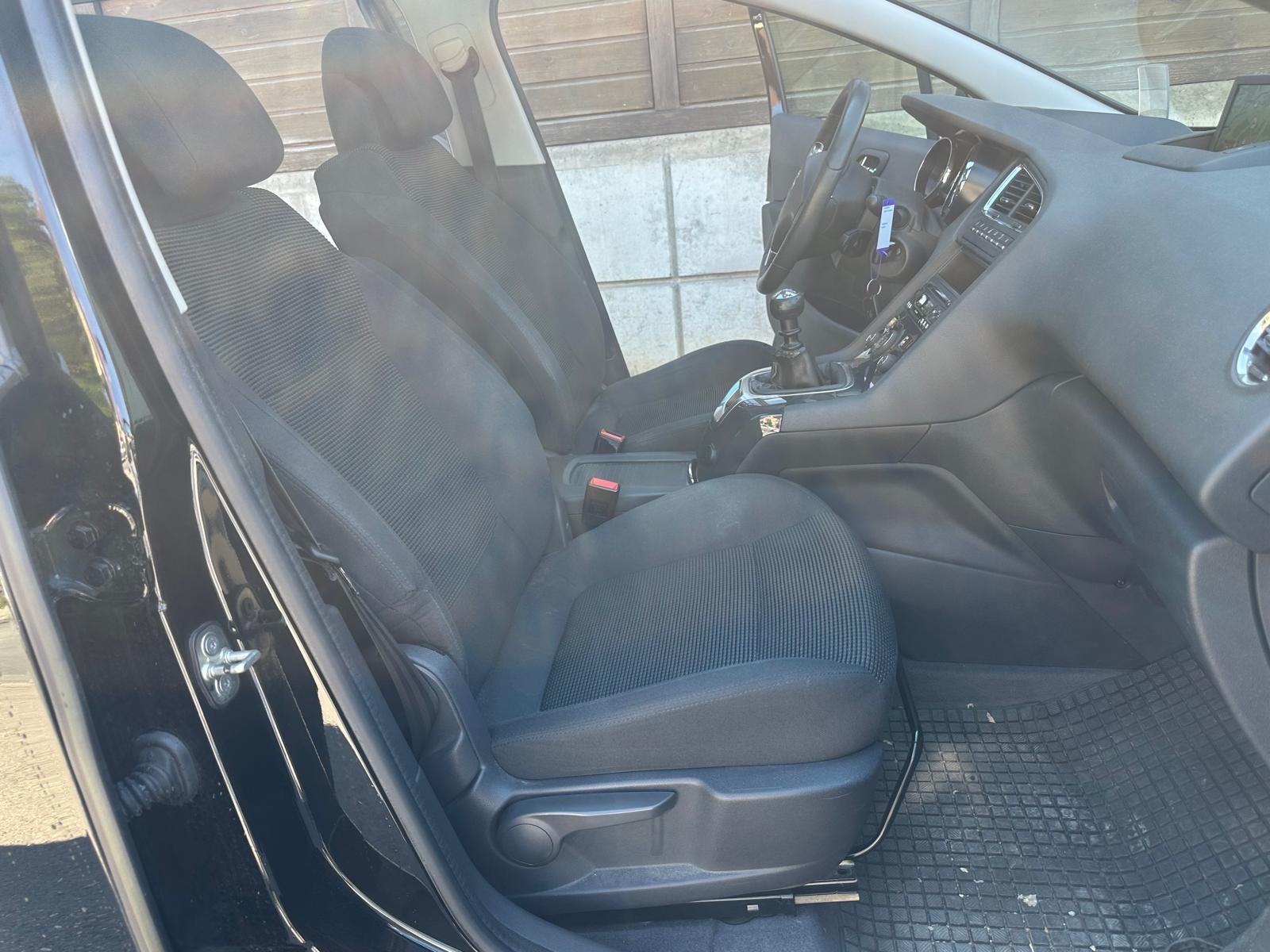 PEUGEOT 5008 1.6 16V T Allure-image-10