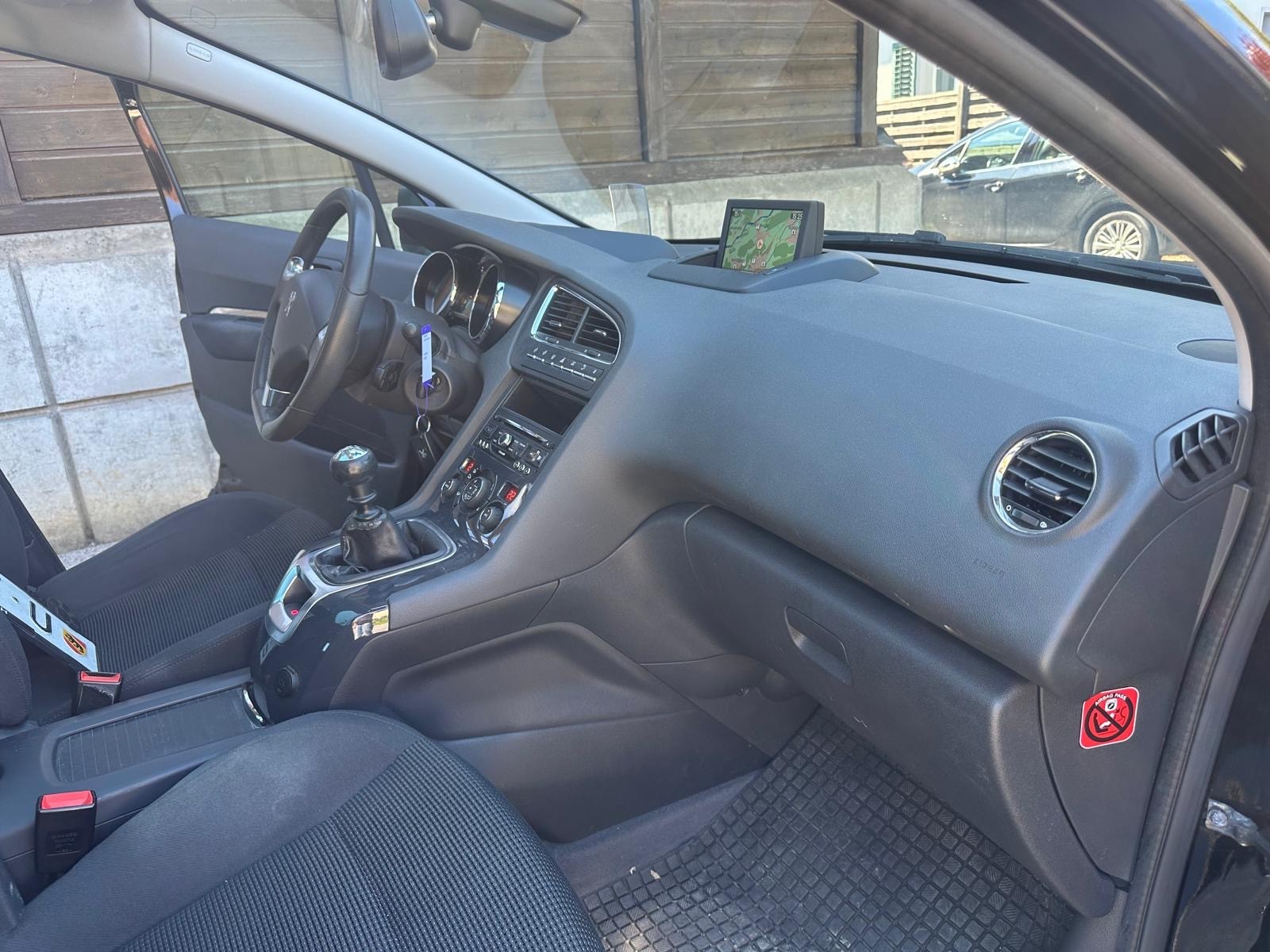 PEUGEOT 5008 1.6 16V T Allure-image-9