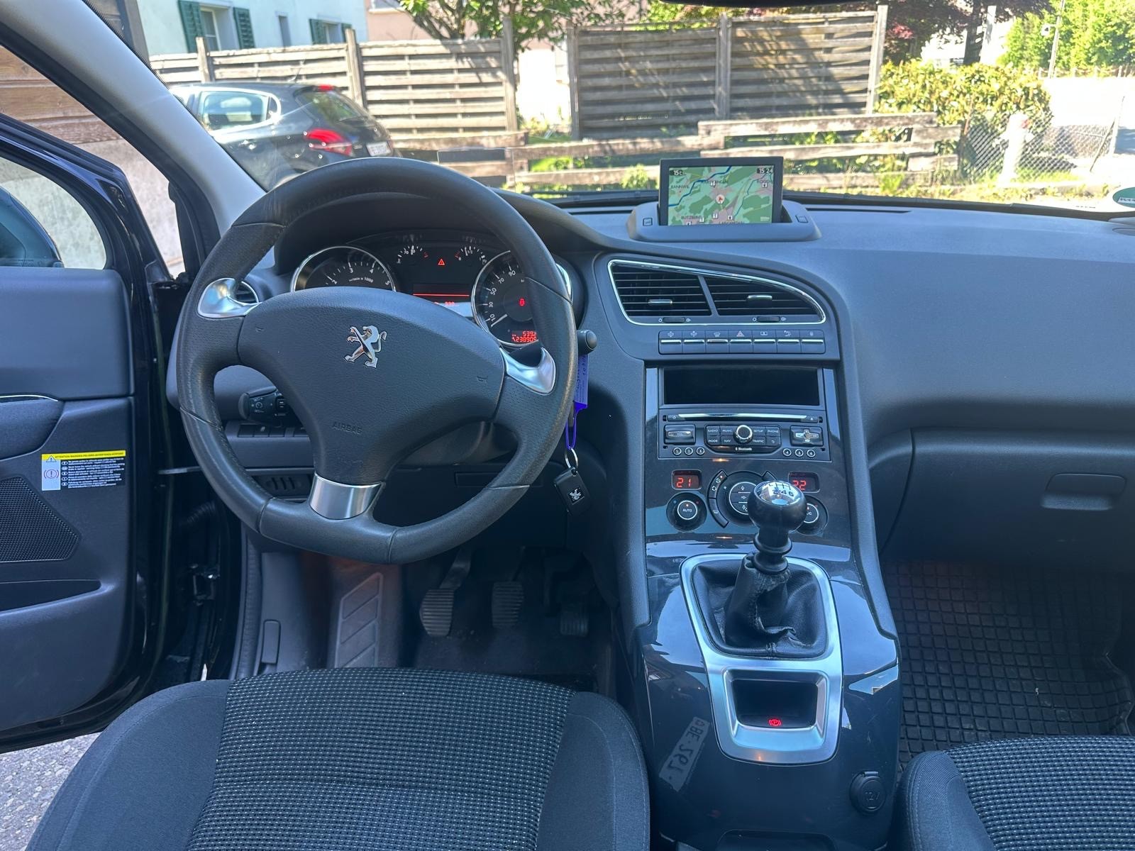 PEUGEOT 5008 1.6 16V T Allure-image-7