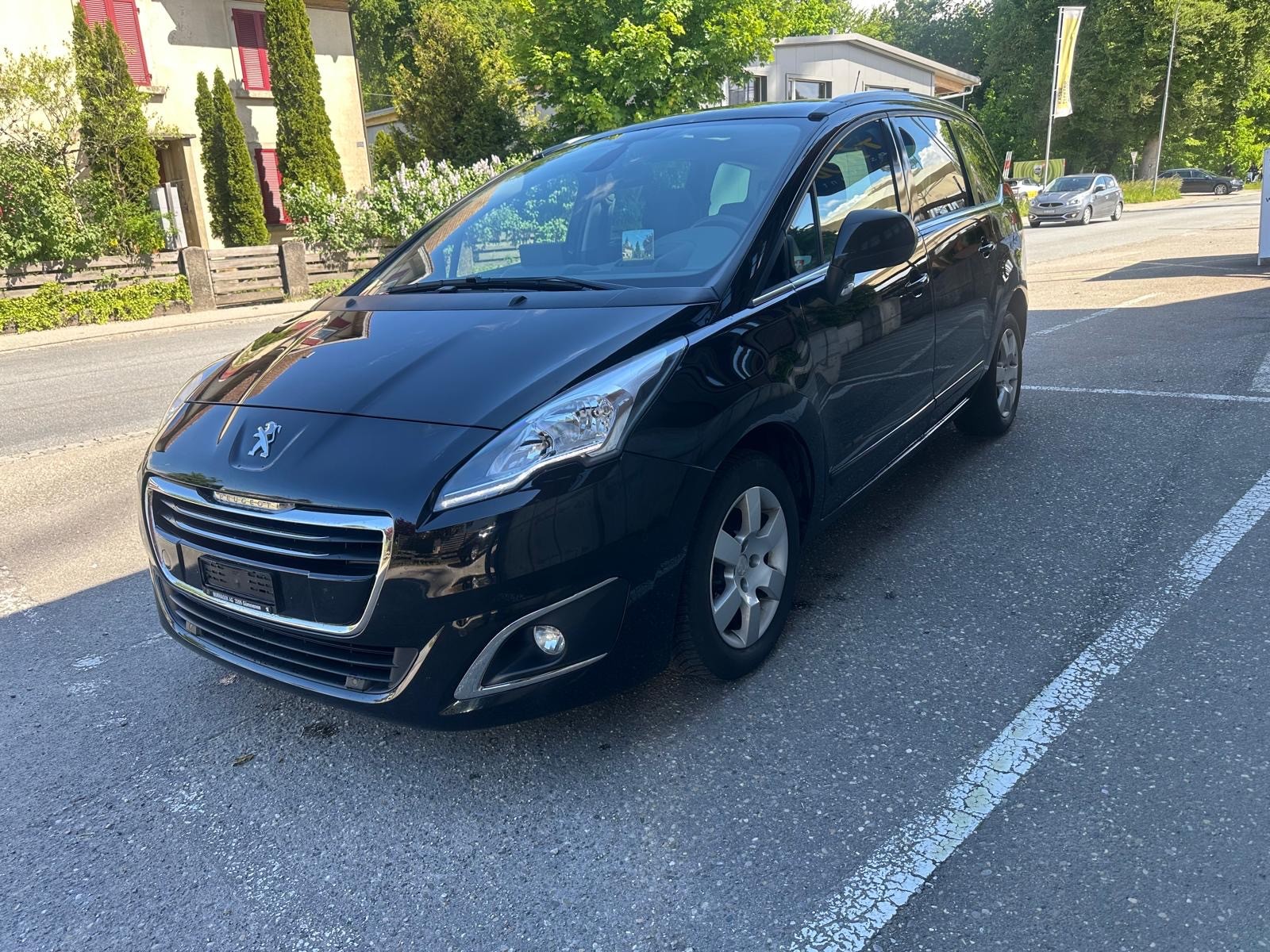 PEUGEOT 5008 1.6 16V T Allure-image-1