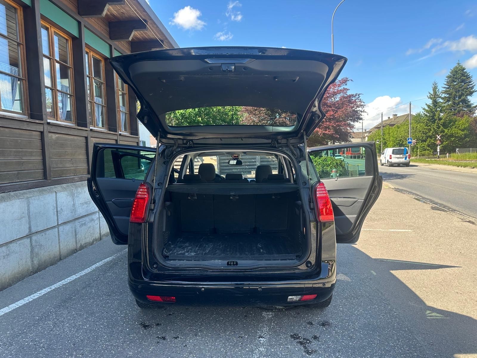 PEUGEOT 5008 1.6 16V T Allure-image-6