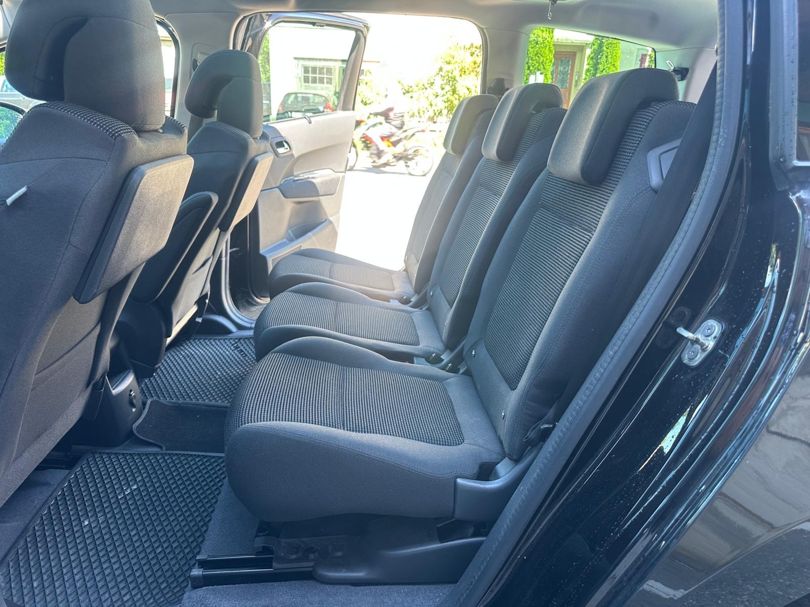 PEUGEOT 5008 1.6 16V T Allure-image-11
