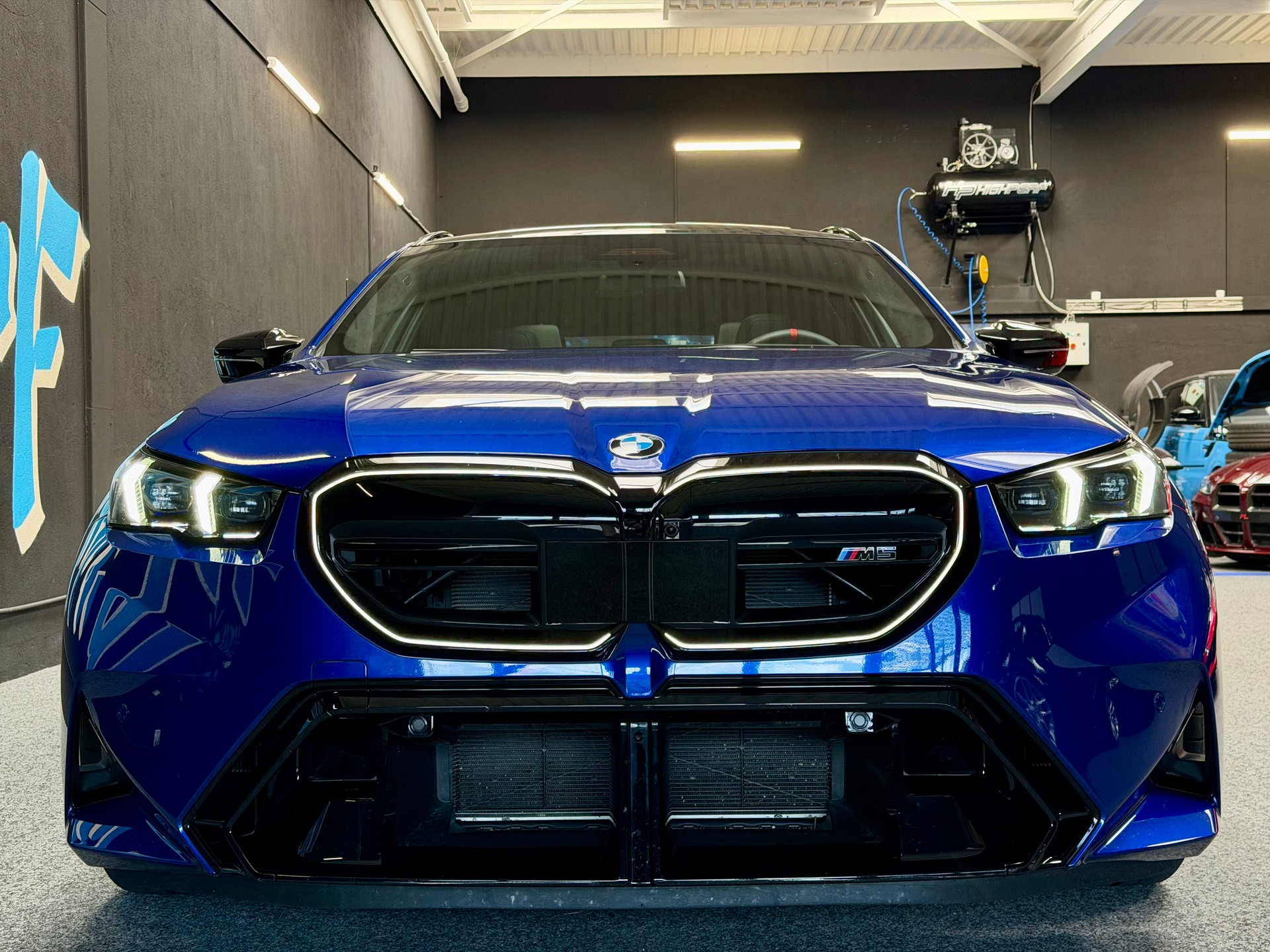 BMW M5 xDrive Touring-showroom-element-1