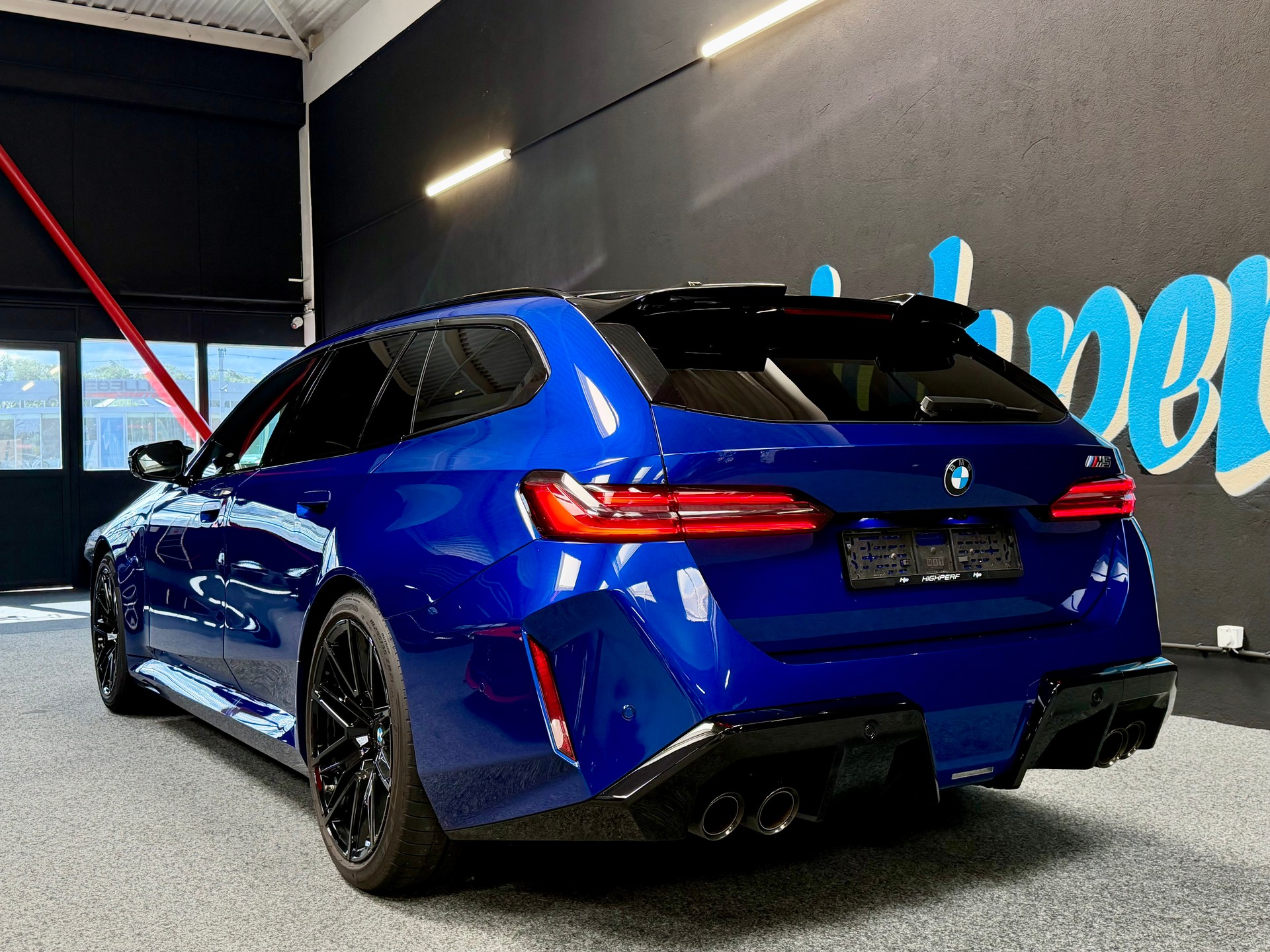 BMW M5 xDrive Touring-image-4