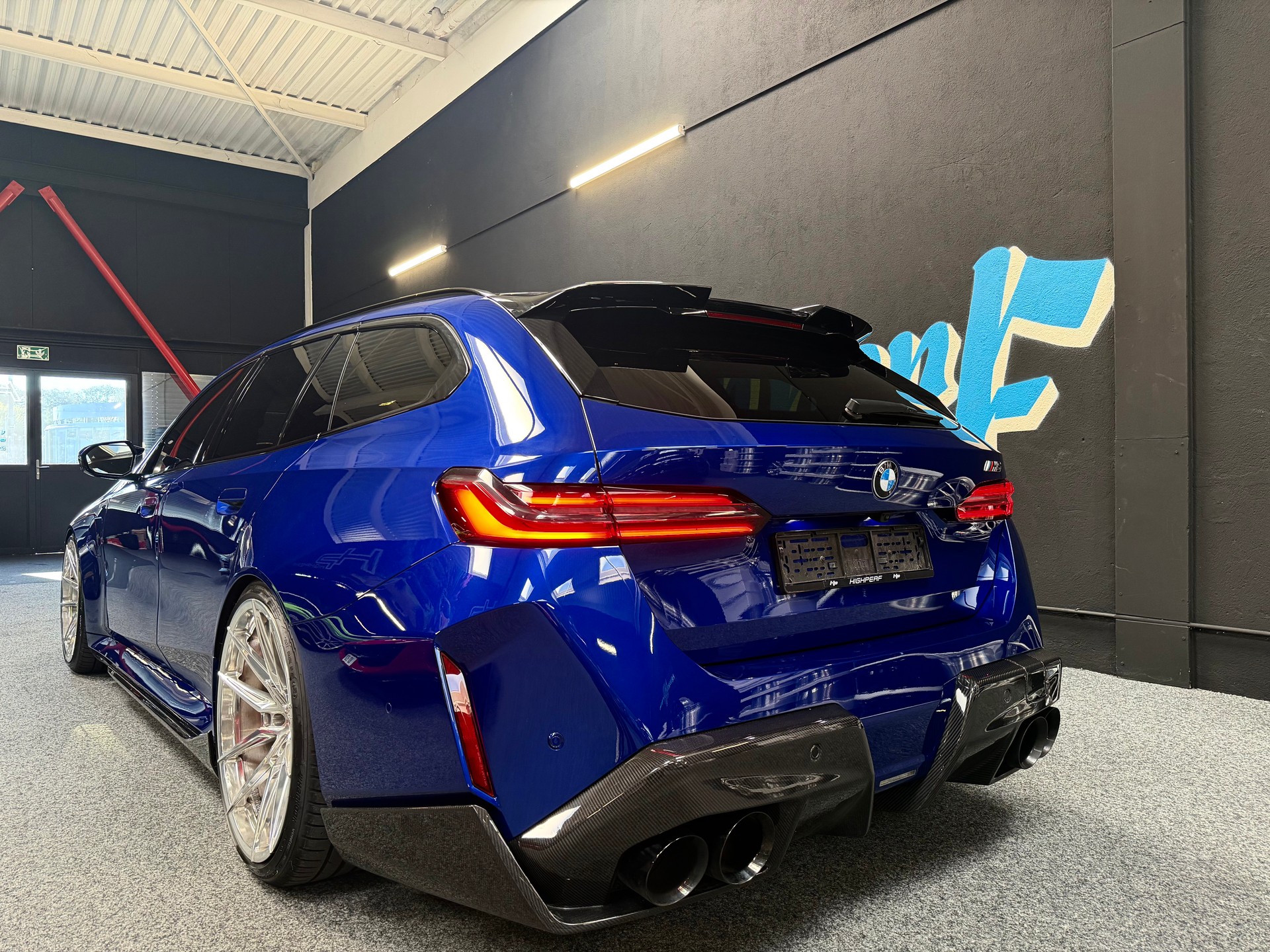 BMW M5 xDrive Touring-showroom-element-3