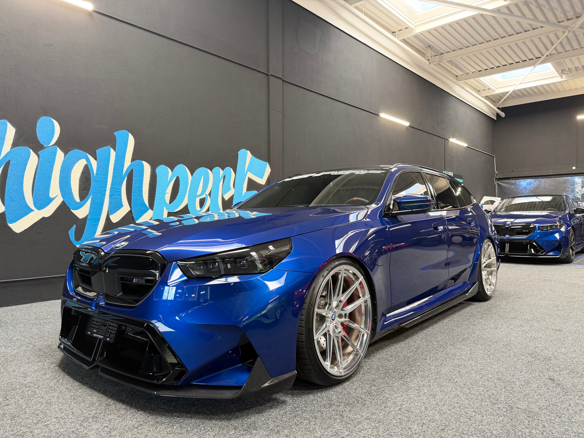 BMW M5 xDrive Touring-showroom-element-1
