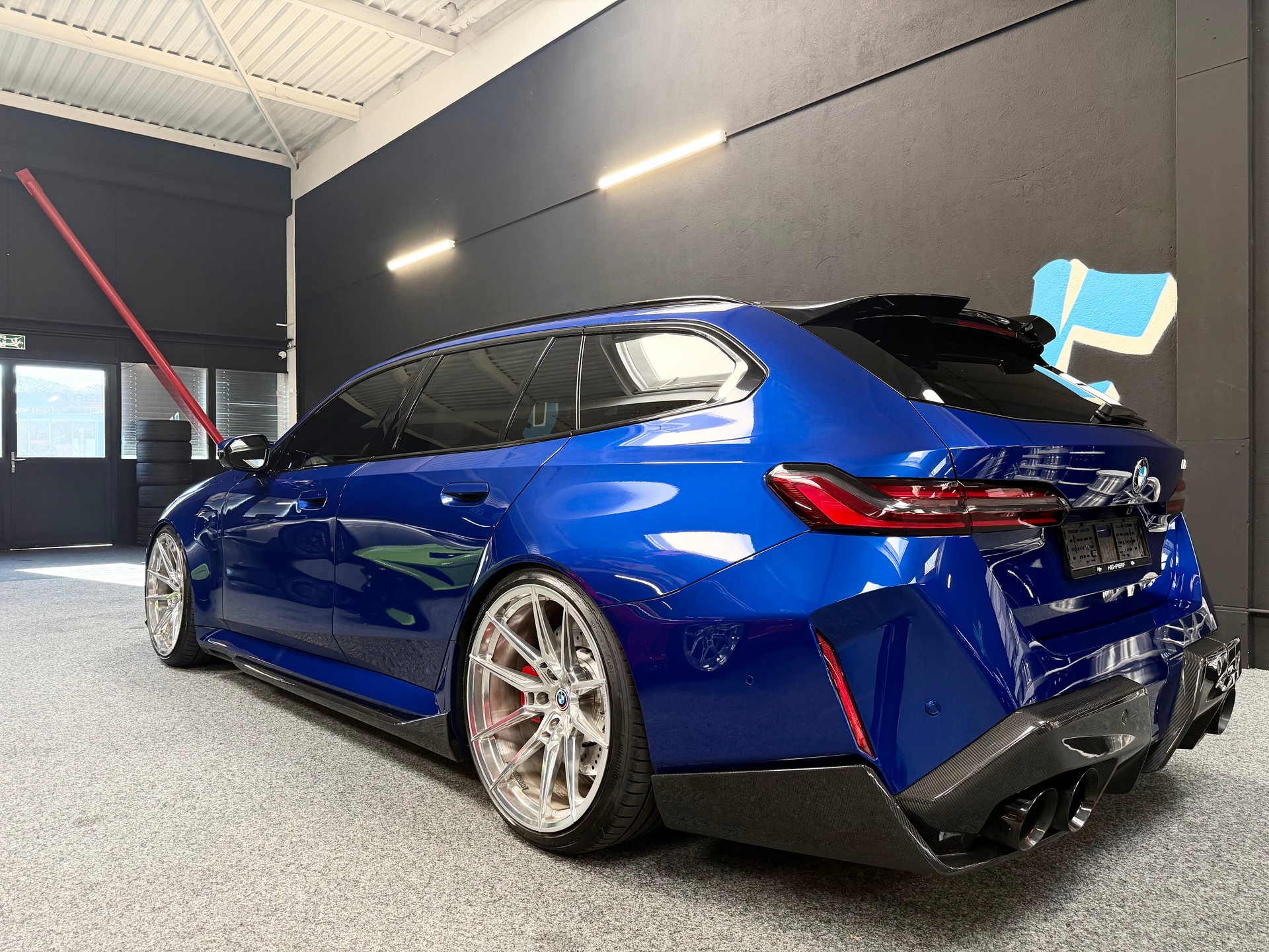 BMW M5 xDrive Touring-showroom-element-2