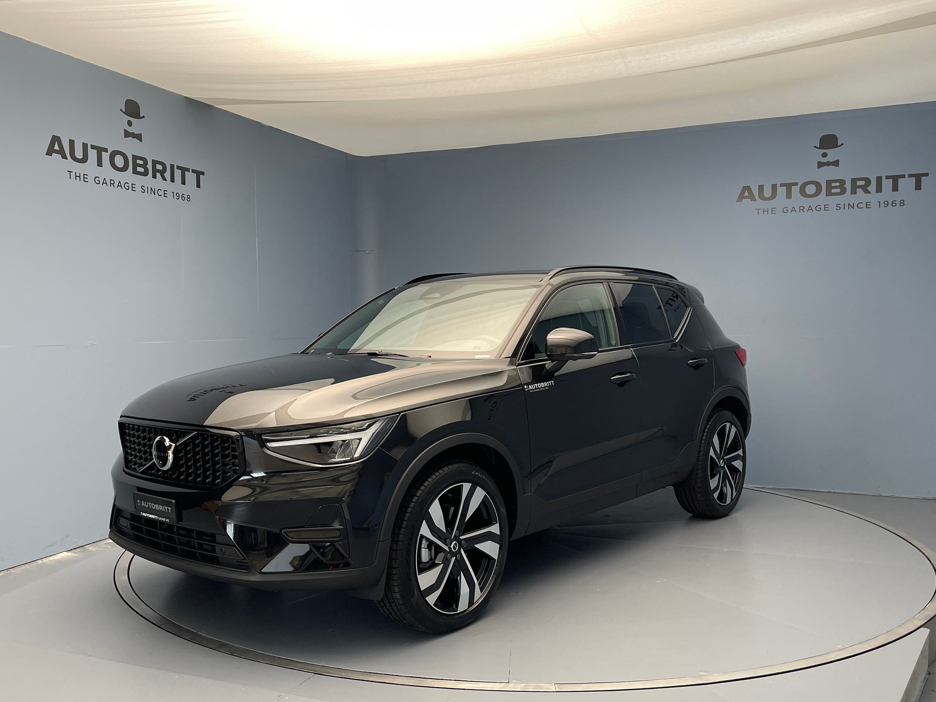 VOLVO XC40 2.0 B3 MH Plus Dark-image-0