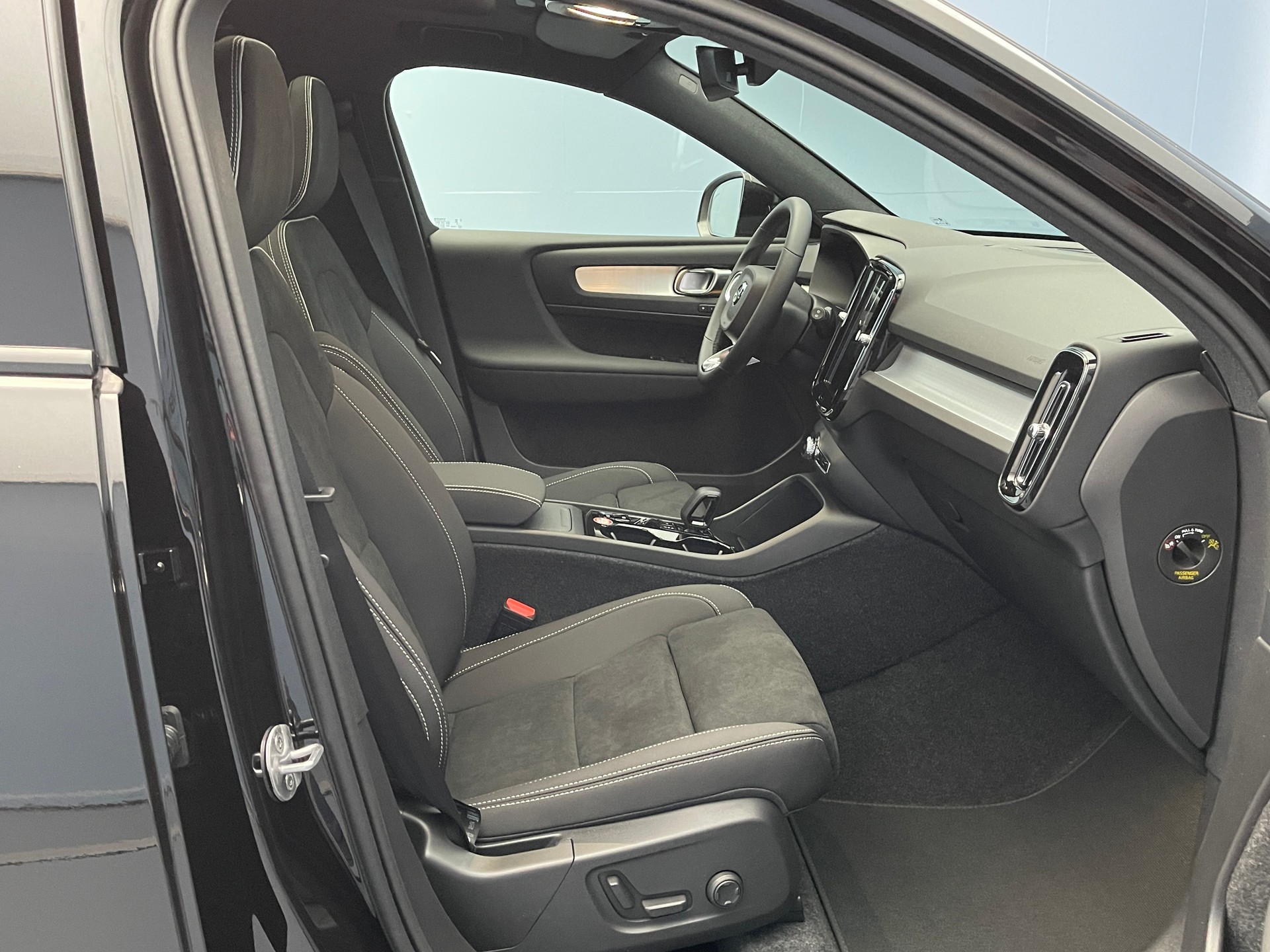 VOLVO XC40 2.0 B3 MH Plus Dark-image-8
