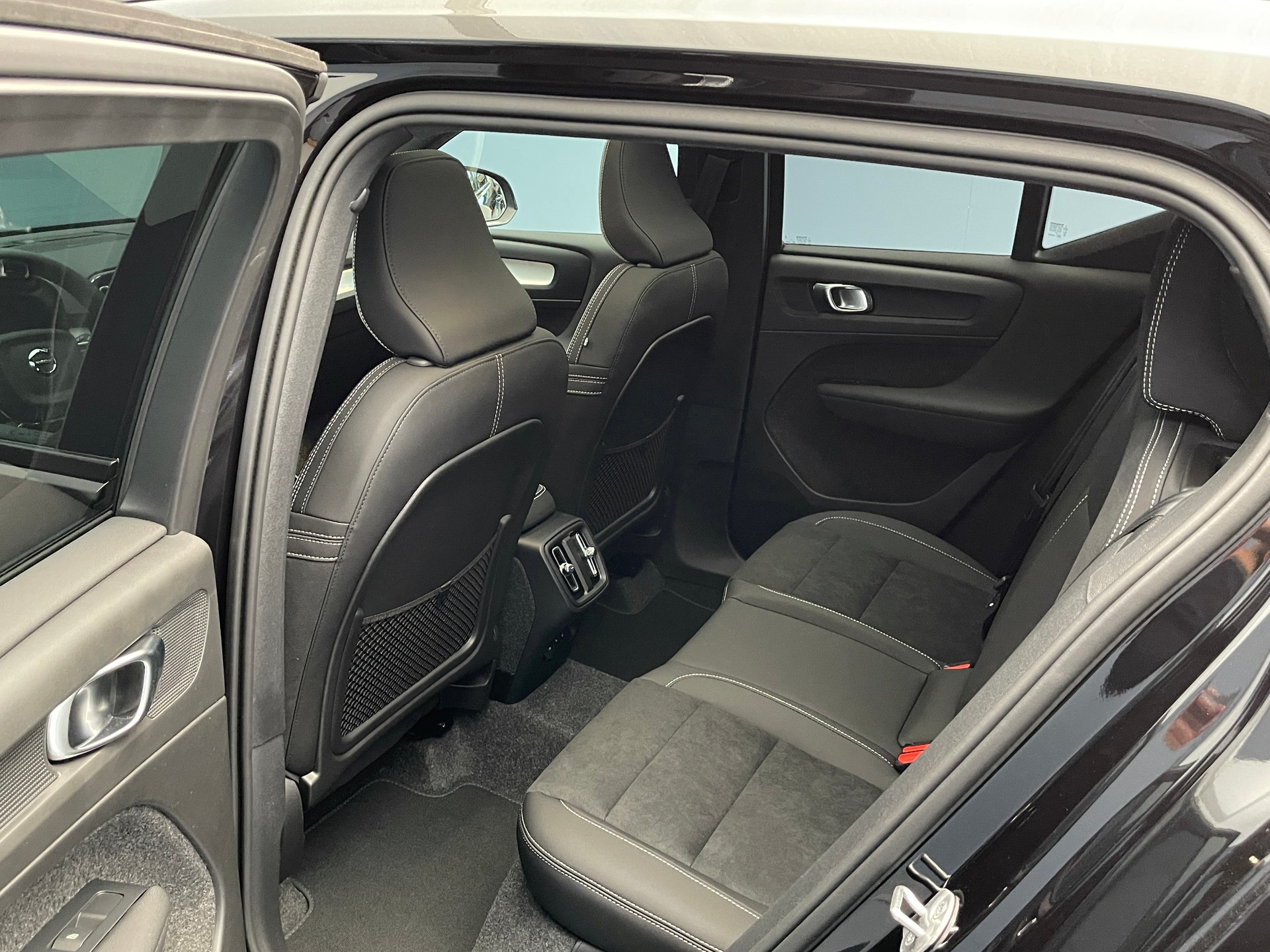VOLVO XC40 2.0 B3 MH Plus Dark-image-9