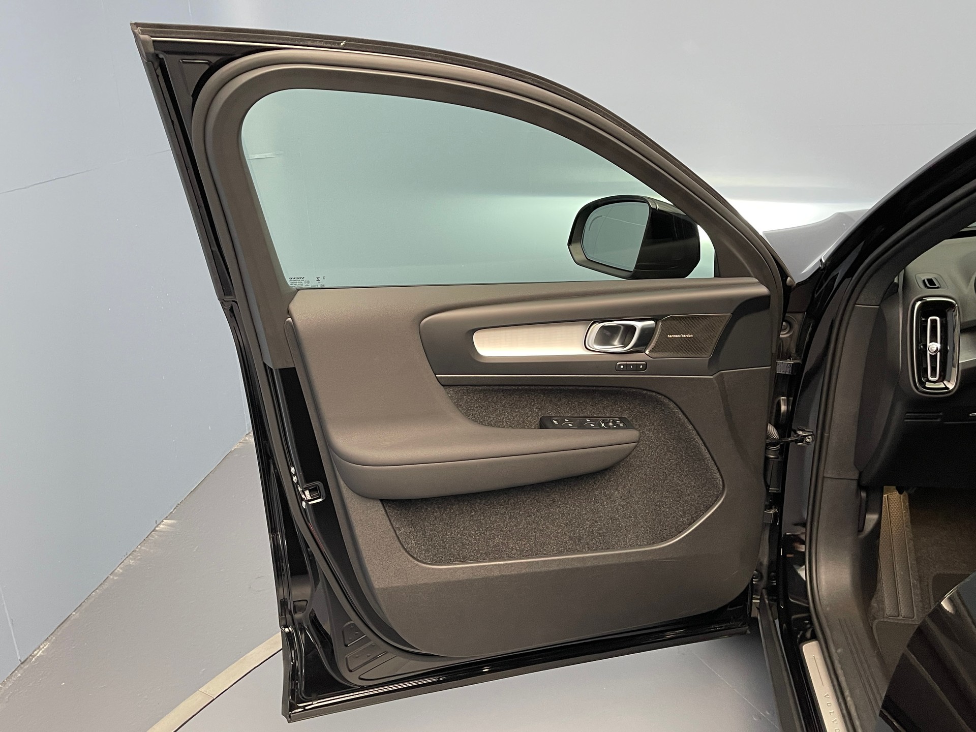 VOLVO XC40 2.0 B3 MH Plus Dark-image-10