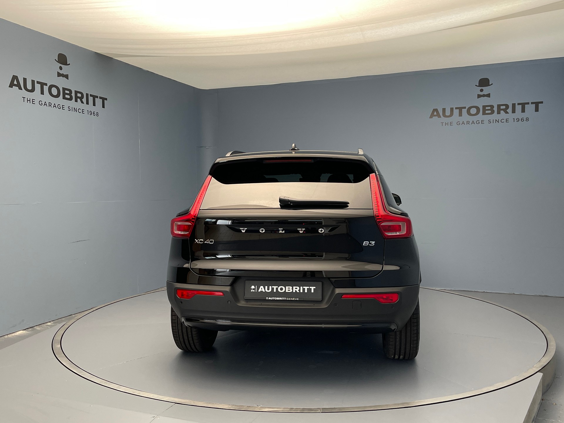 VOLVO XC40 2.0 B3 MH Plus Dark-image-4