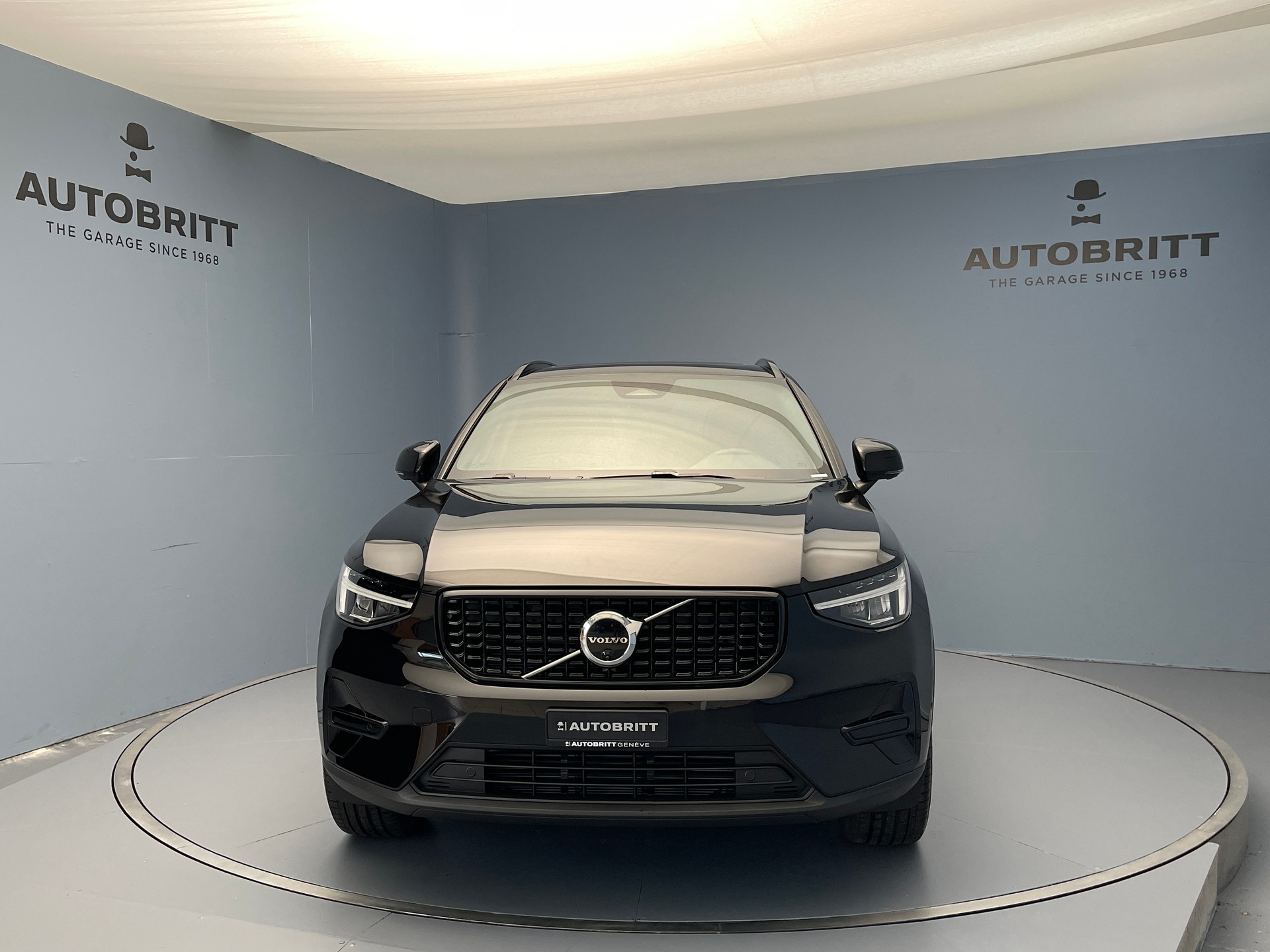 VOLVO XC40 2.0 B3 MH Plus Dark-image-2