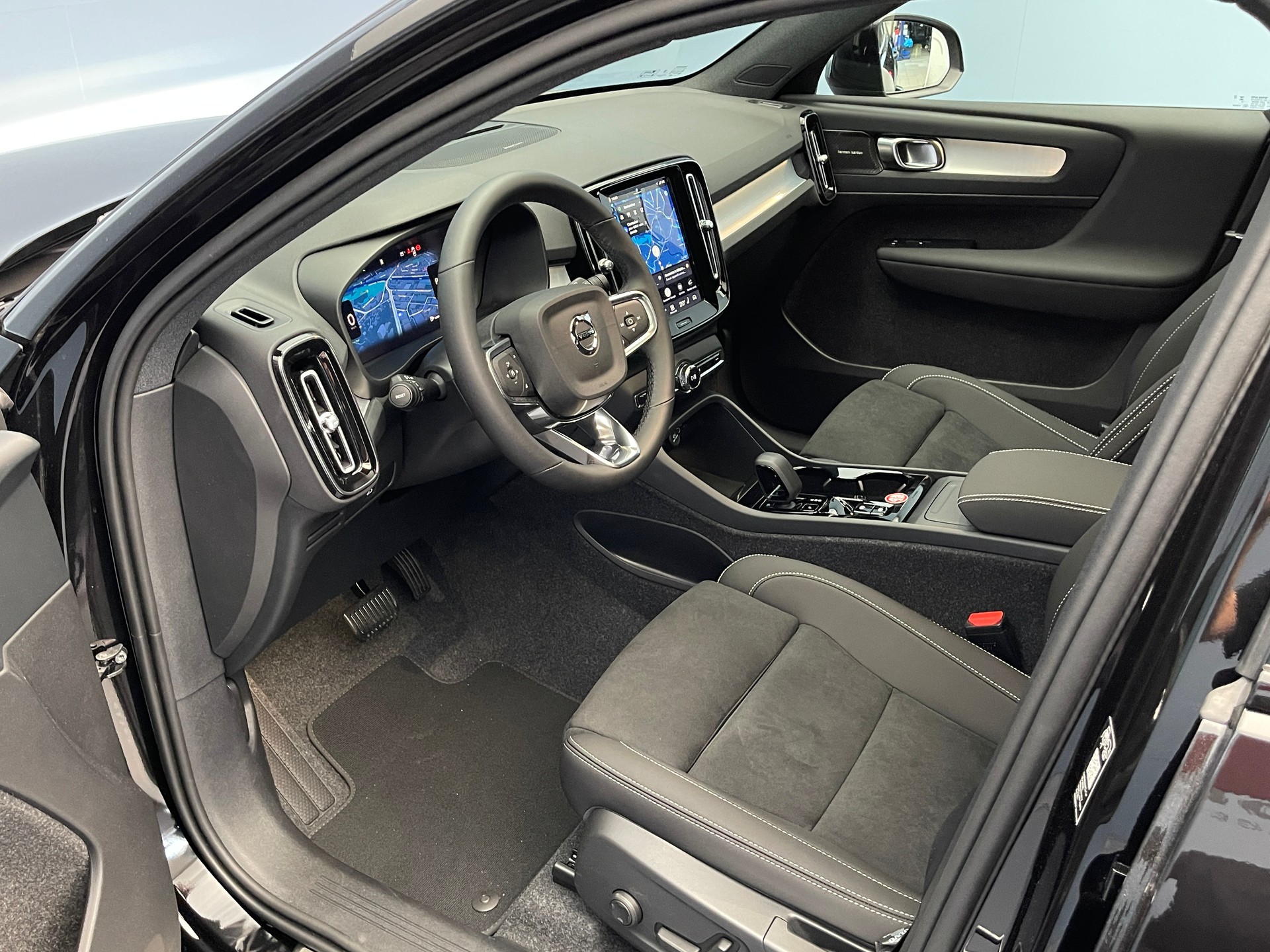 VOLVO XC40 2.0 B3 MH Plus Dark-image-11