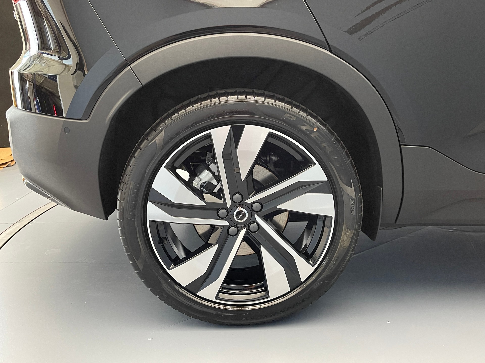VOLVO XC40 2.0 B3 MH Plus Dark-image-5